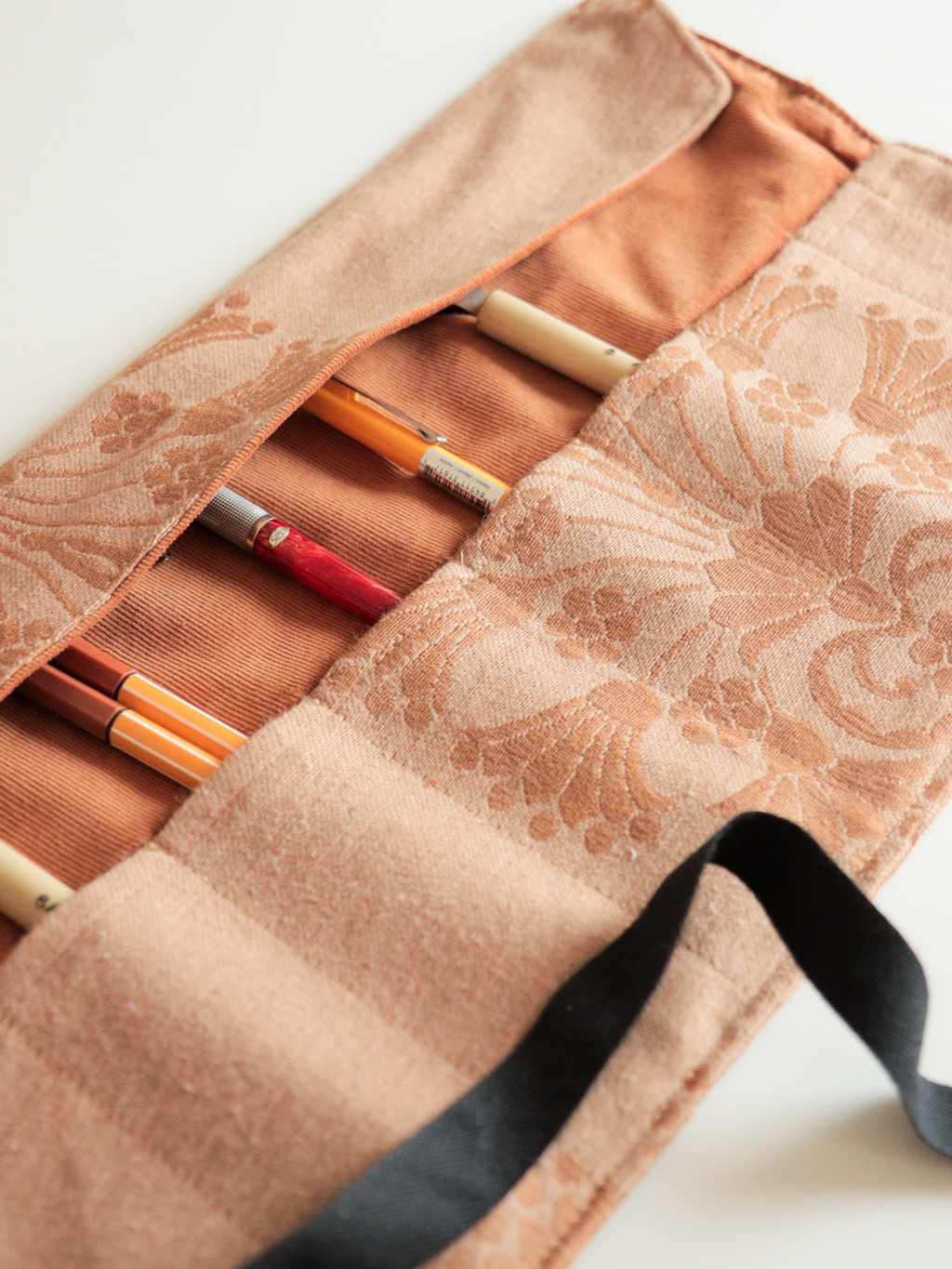 Astuccio arrotolabile per Calligrafia – Damasco