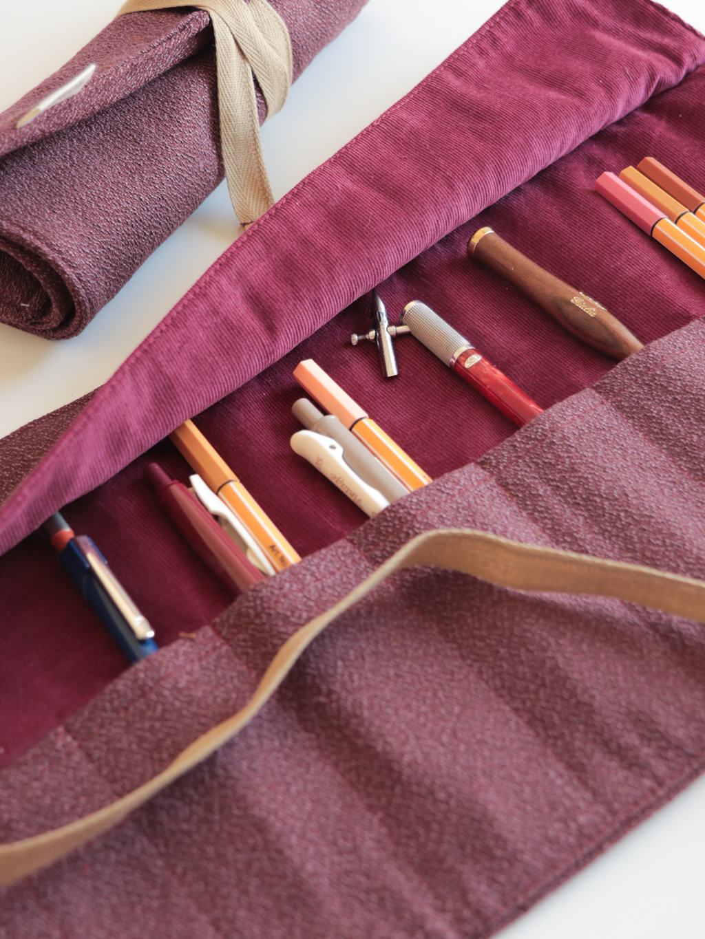 Astuccio arrotolabile per Calligrafia – Amaranto