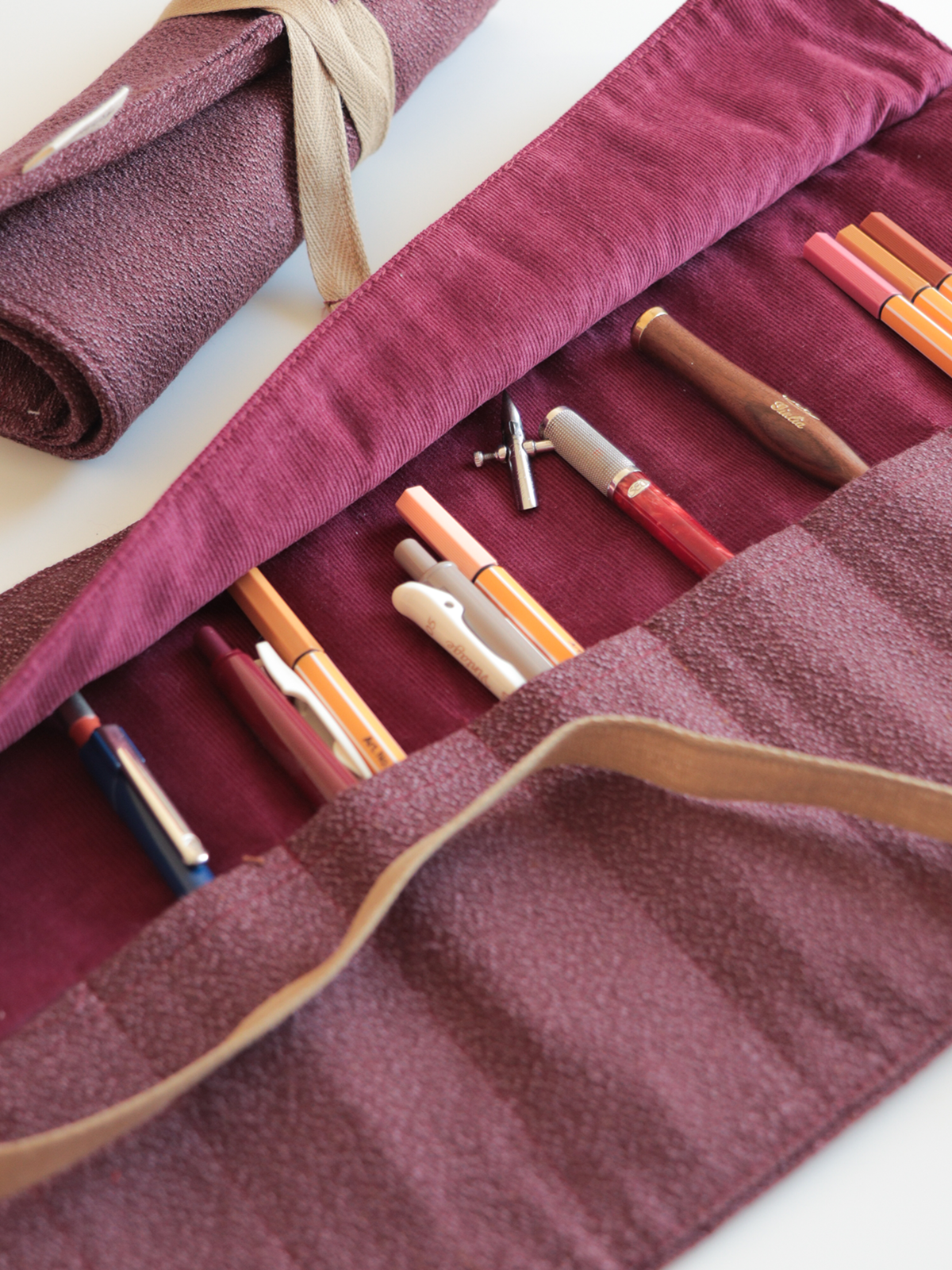 Astuccio arrotolabile per Calligrafia – Amaranto
