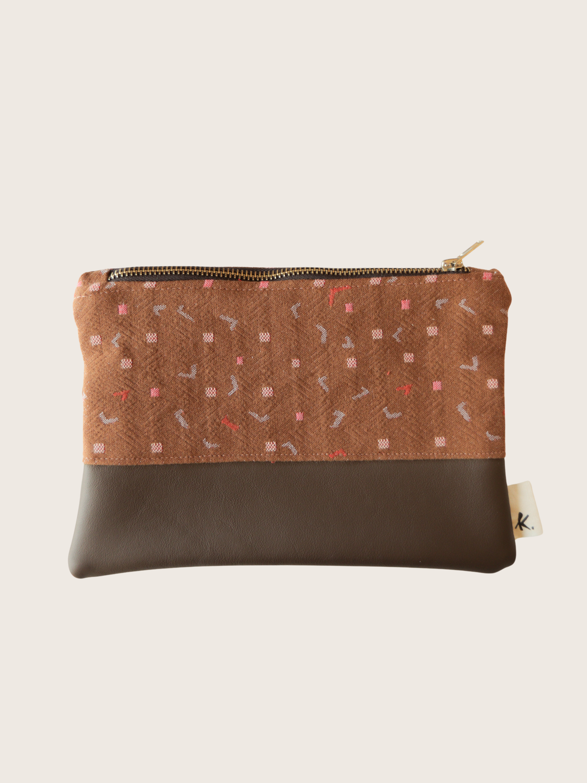 Astuccio pochette Terracotta con zip, tessuto marrone fantasia e fascia in pelle marrone, realizzato artigianalmente