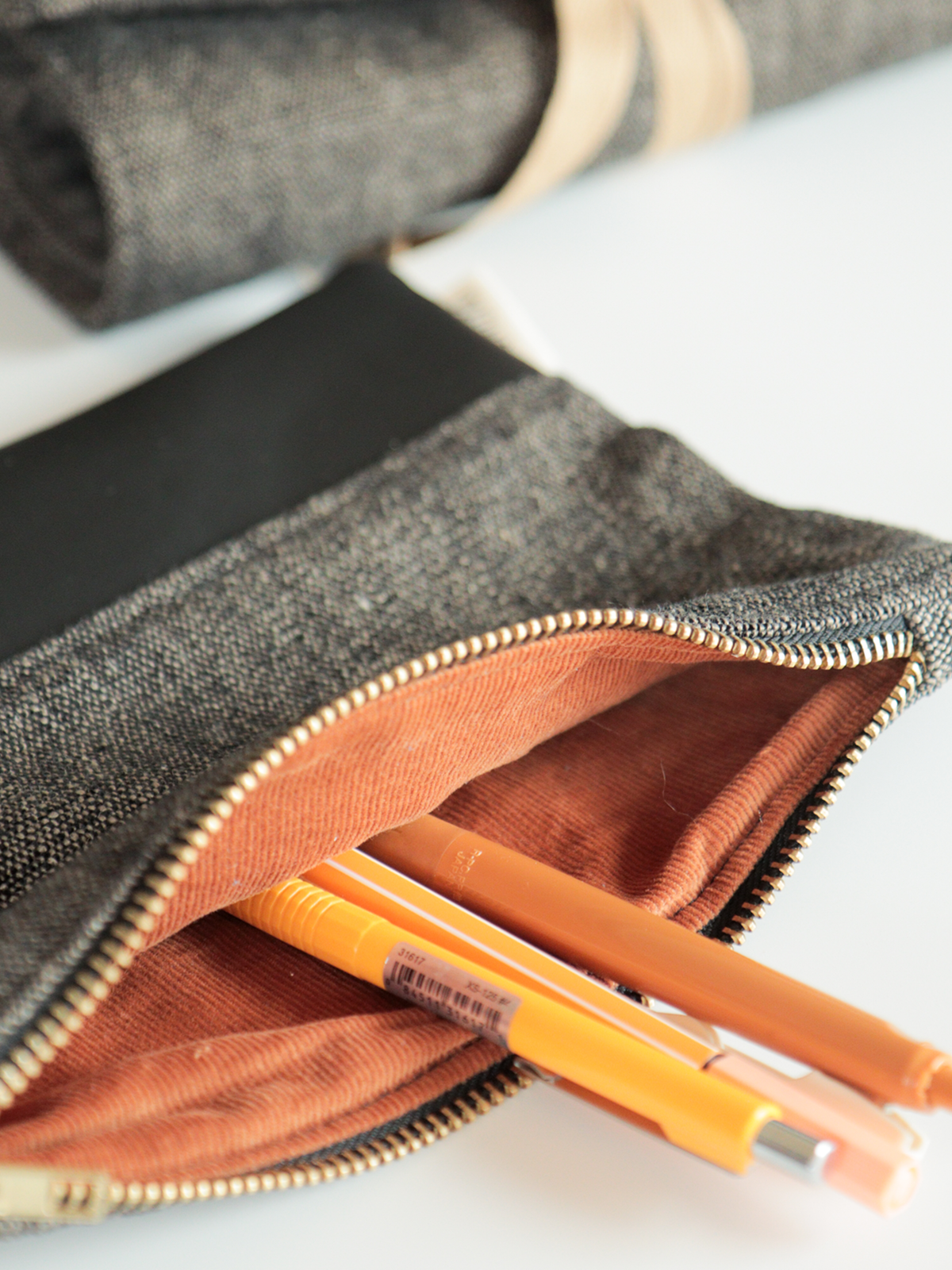 Astuccio pochette con zip in tessuto e pelle – Ardesia