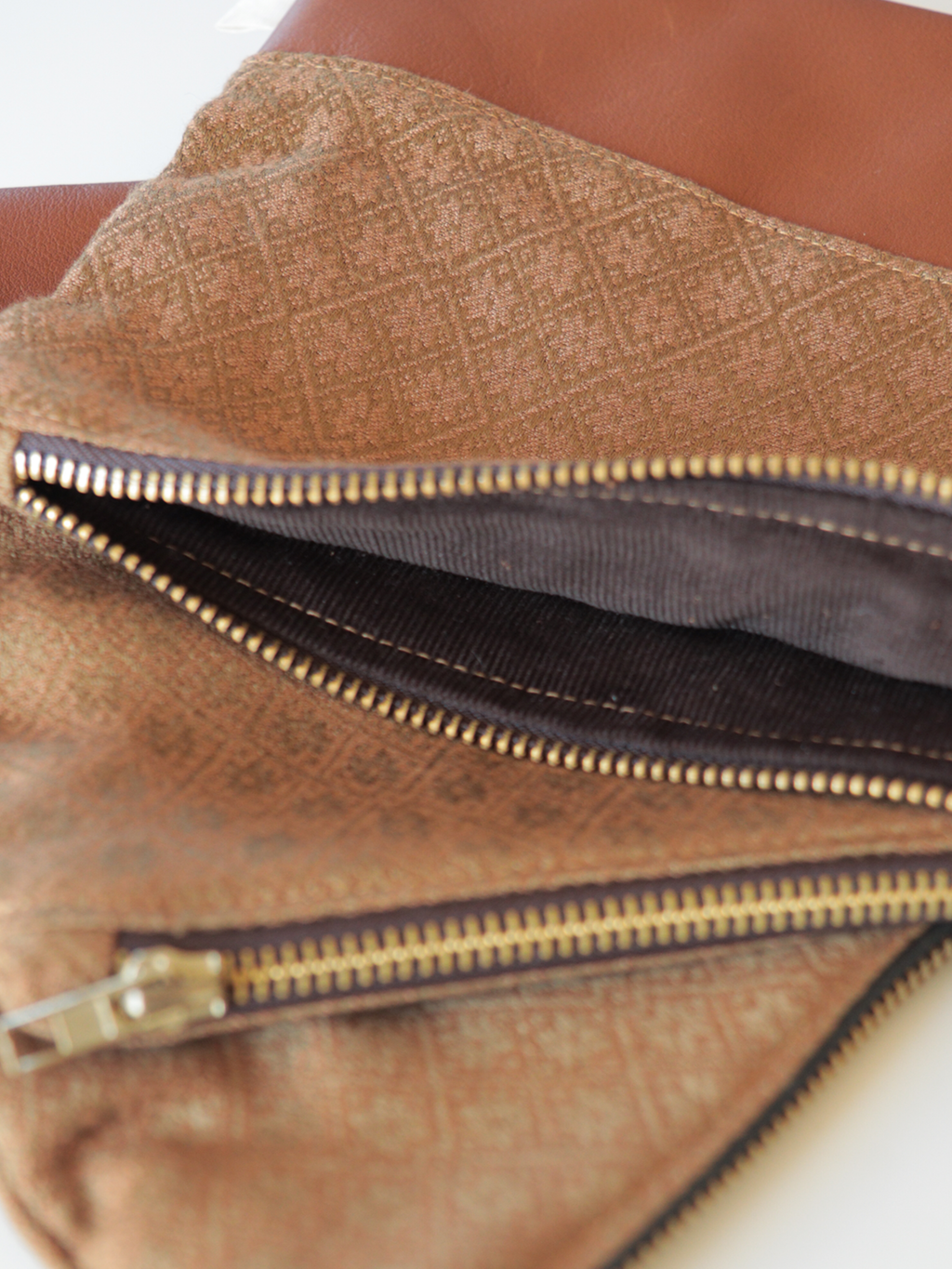 Astuccio pochette con zip in tessuto e pelle – Maiolica