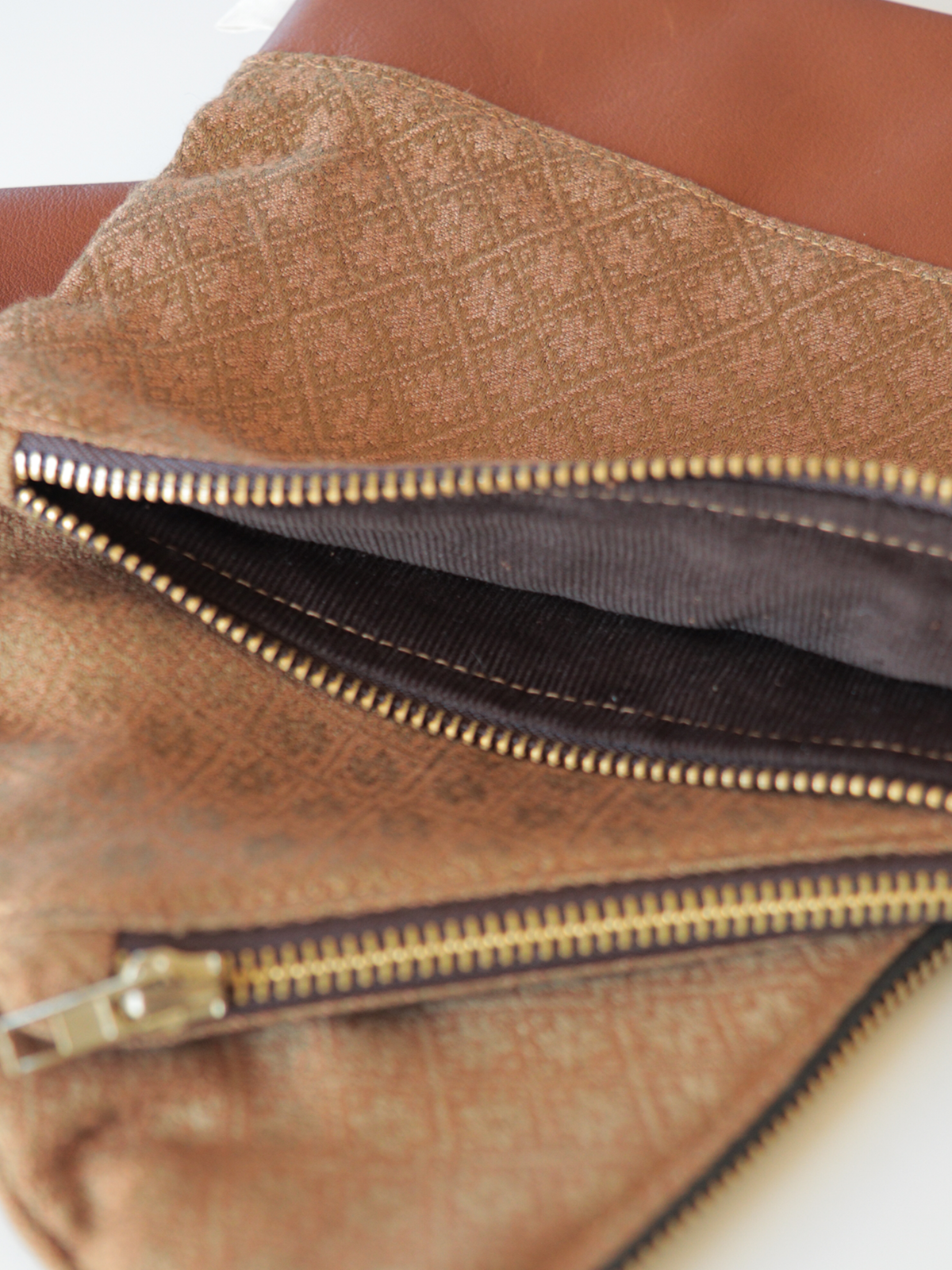 Astuccio pochette con zip in tessuto e pelle – Maiolica