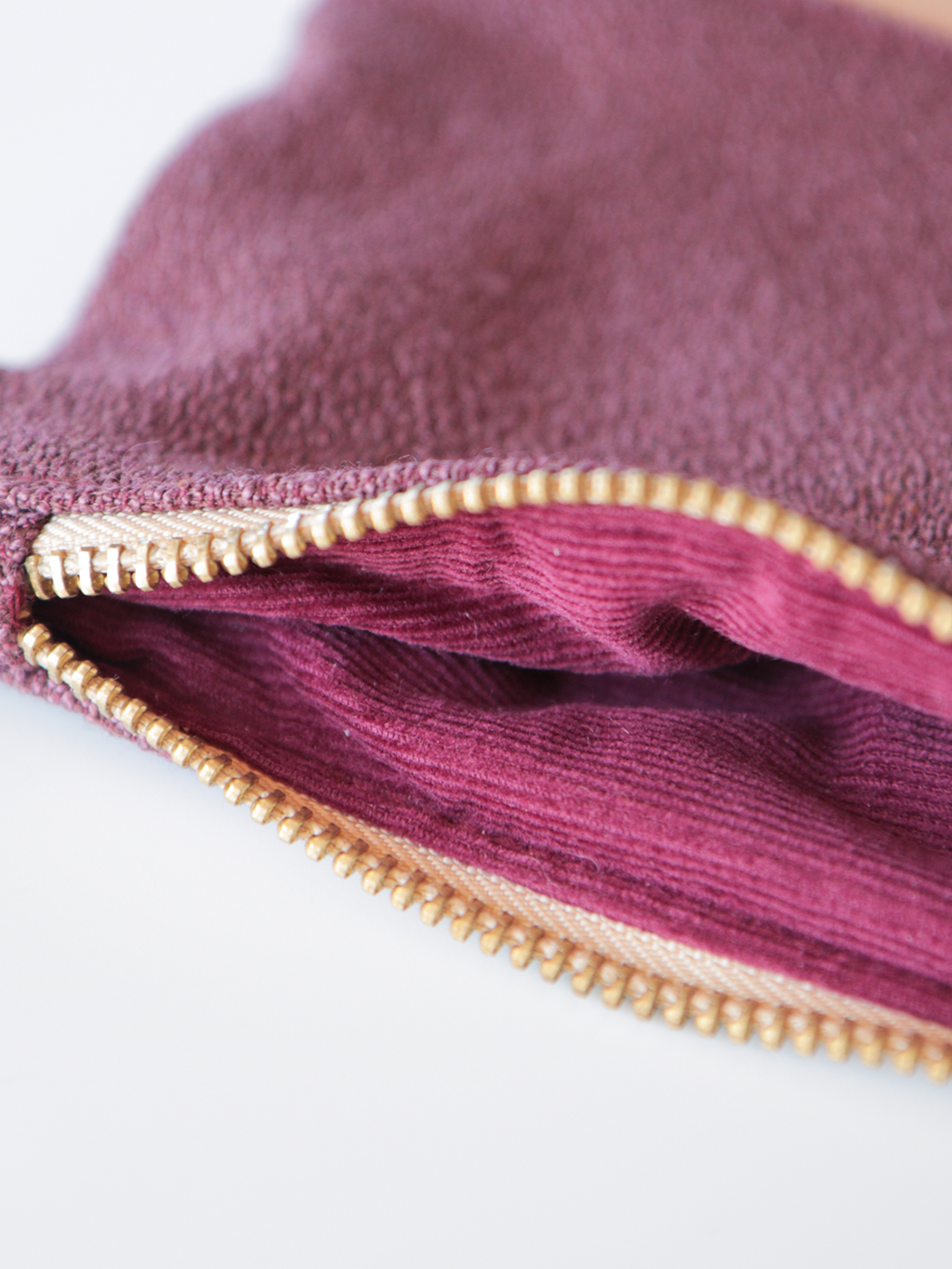 Astuccio pochette con zip in tessuto e pelle – Amaranto