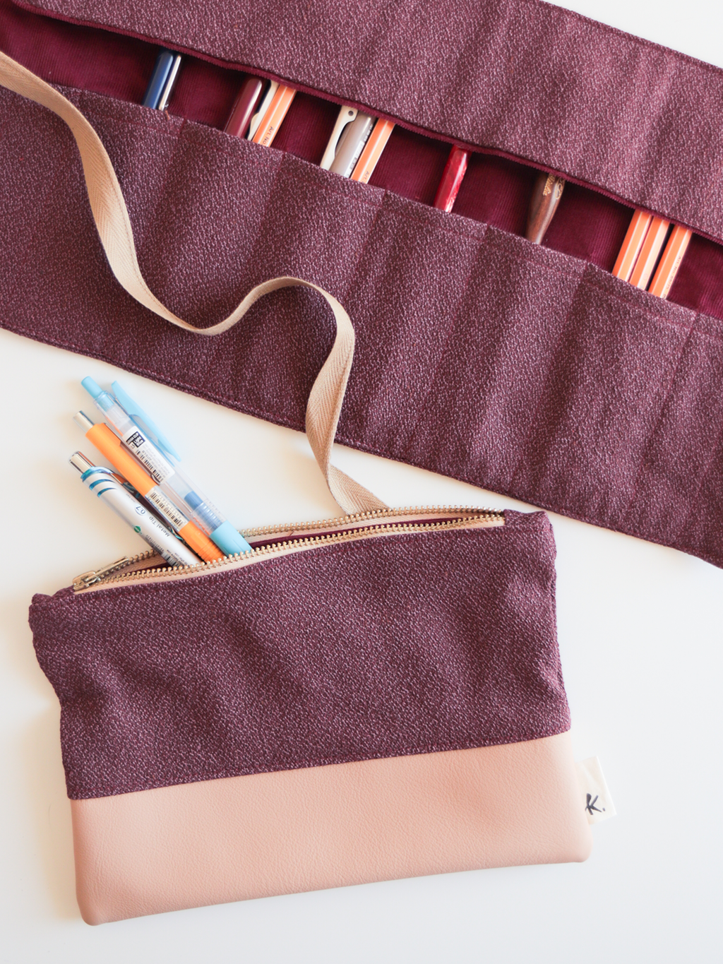 Astuccio arrotolabile per Calligrafia – Amaranto