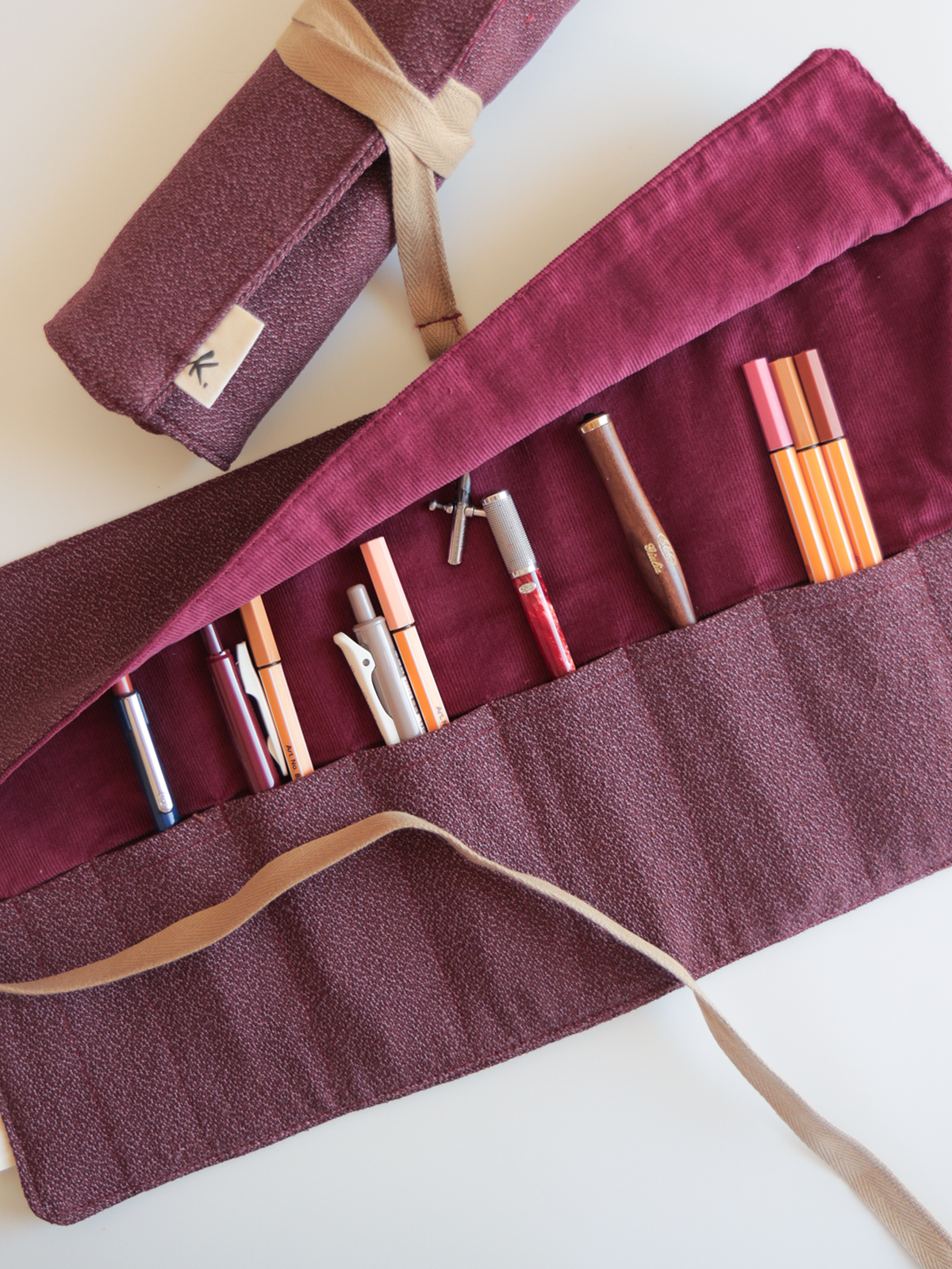 Astuccio arrotolabile per Calligrafia – Amaranto
