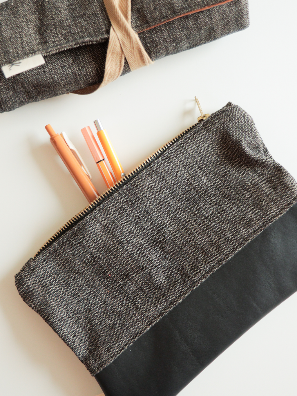 Astuccio pochette con zip in tessuto e pelle – Ardesia