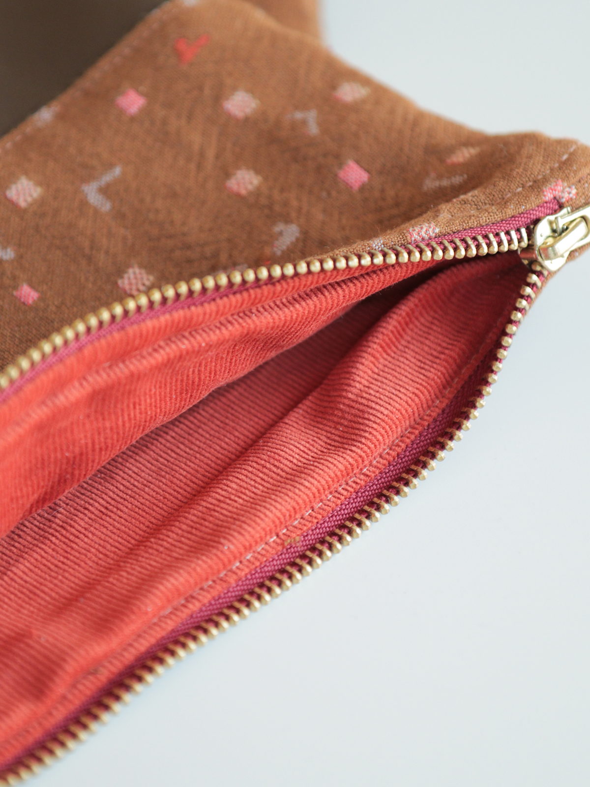 Astuccio pochette con zip in tessuto e pelle – Terracotta