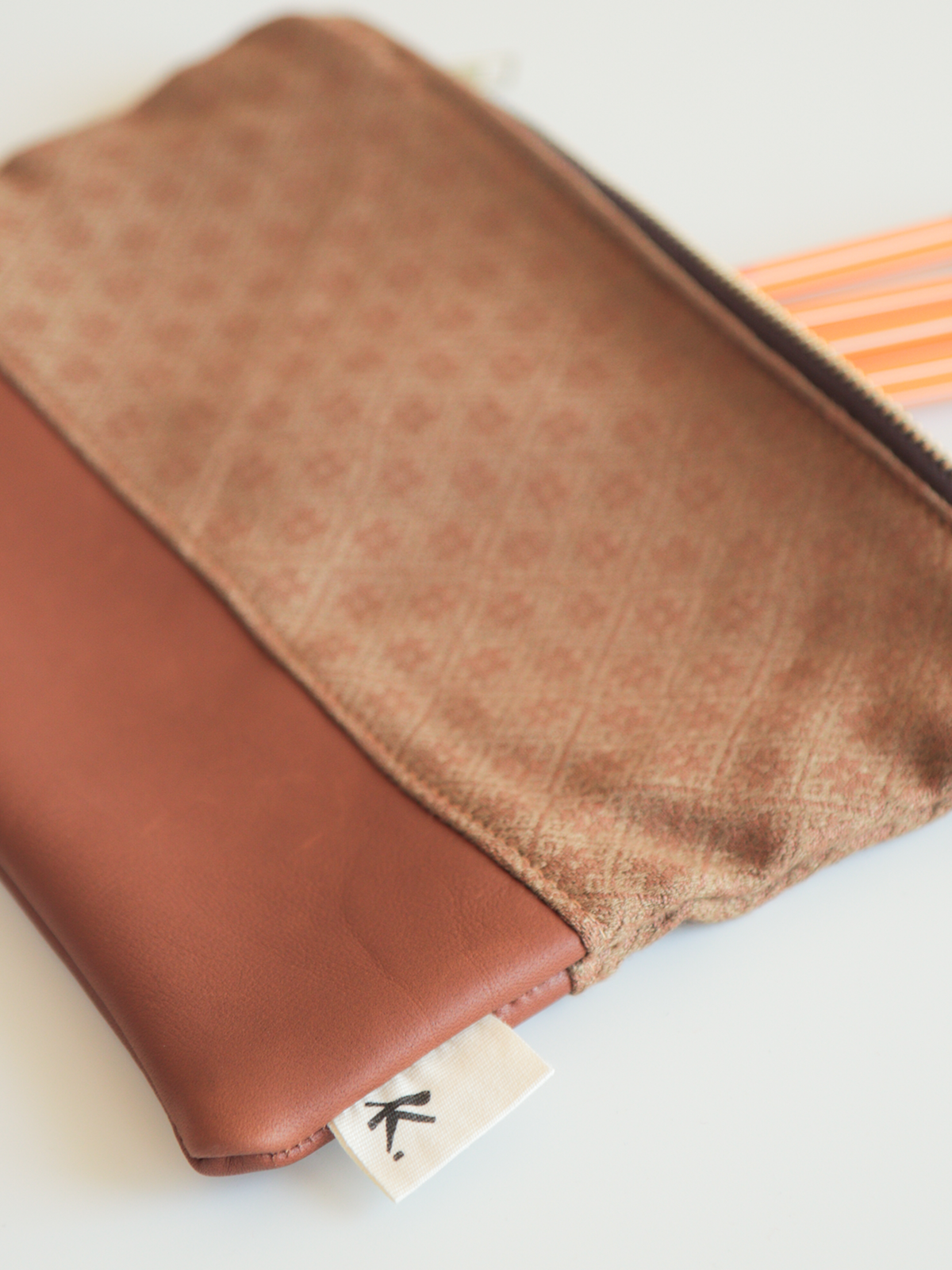 Astuccio pochette con zip in tessuto e pelle – Maiolica