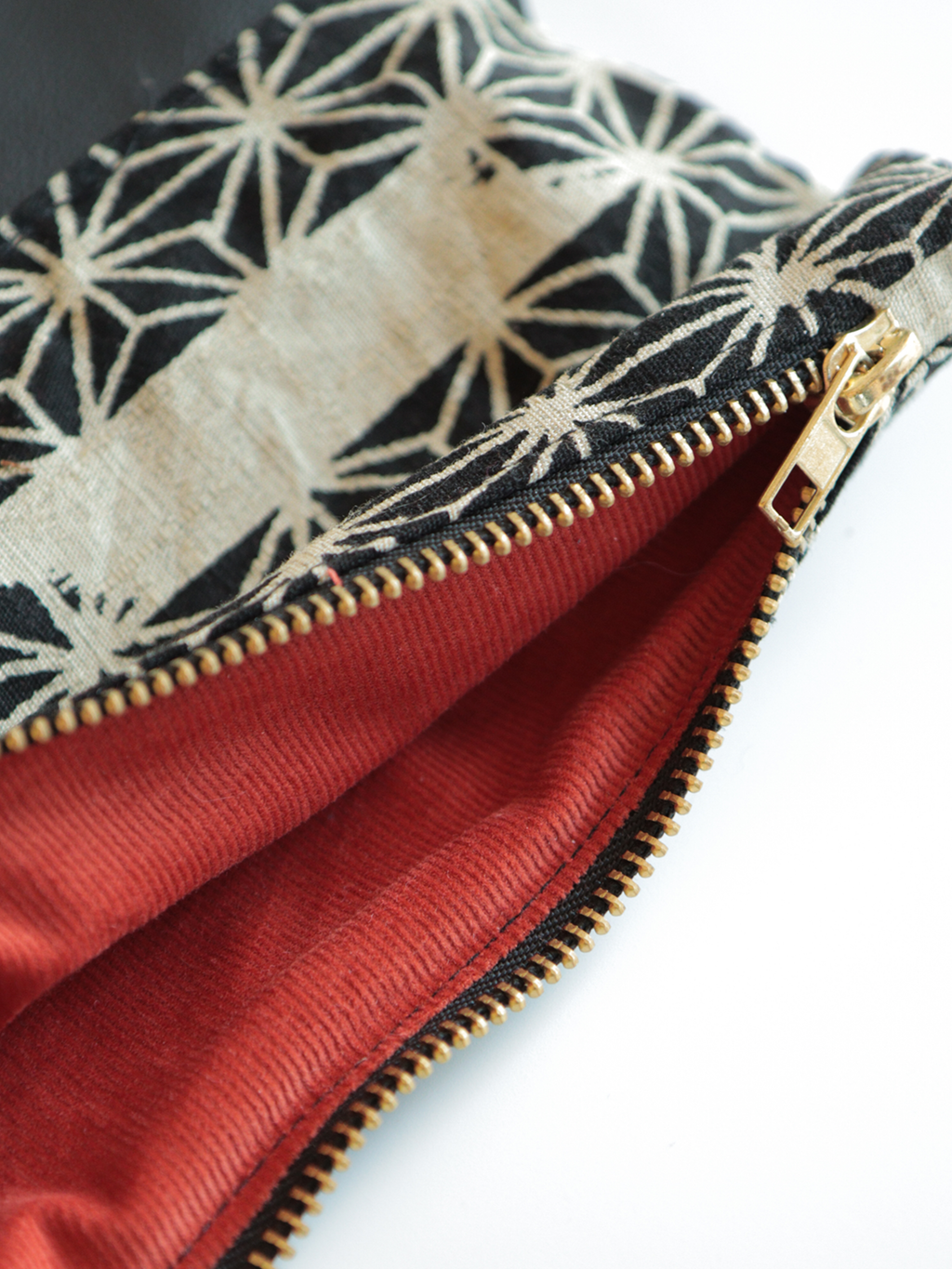 Astuccio pochette con zip in tessuto e pelle – Asanoha