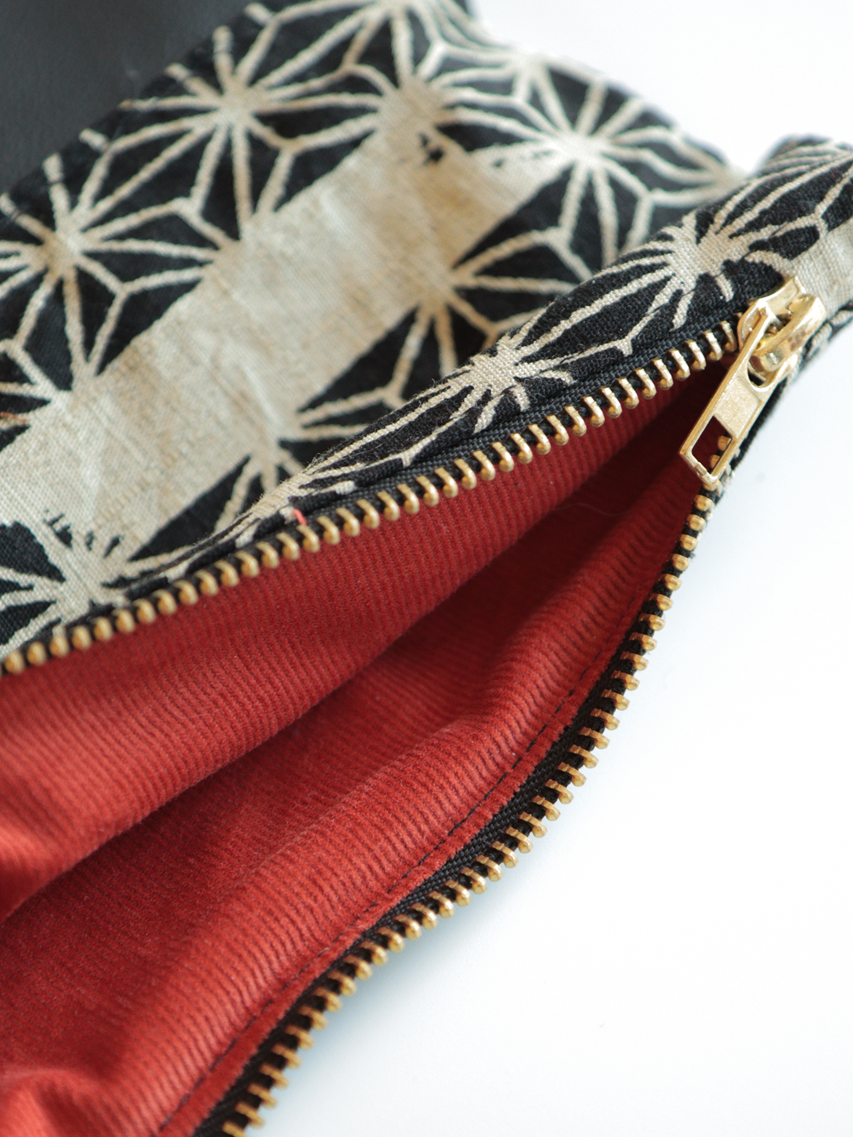 Astuccio pochette con zip in tessuto e pelle – Asanoha