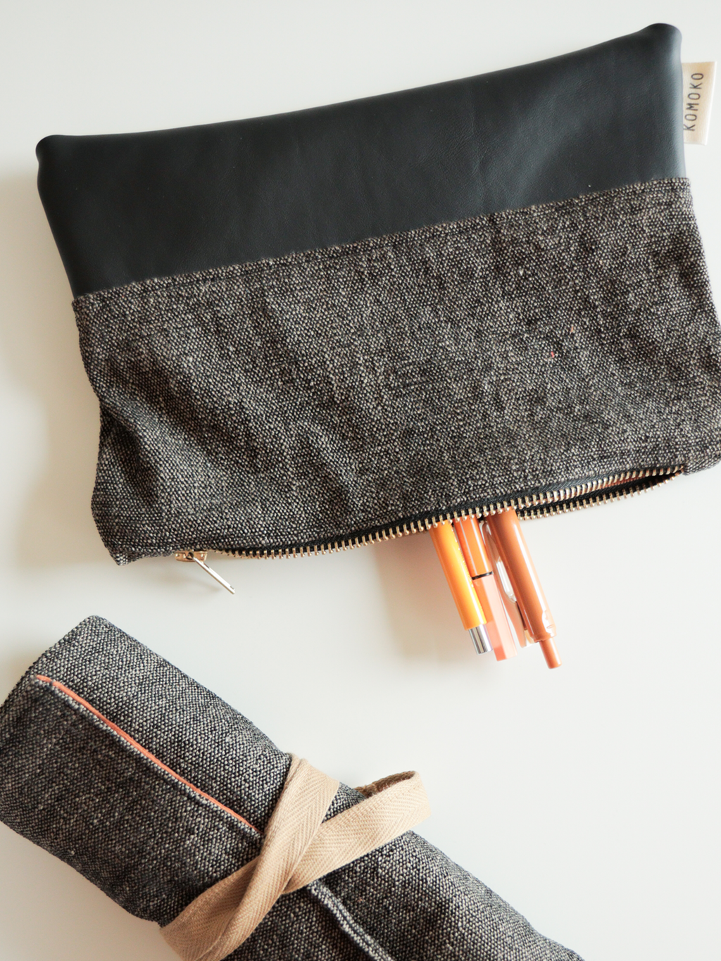 Astuccio pochette con zip in tessuto e pelle – Ardesia