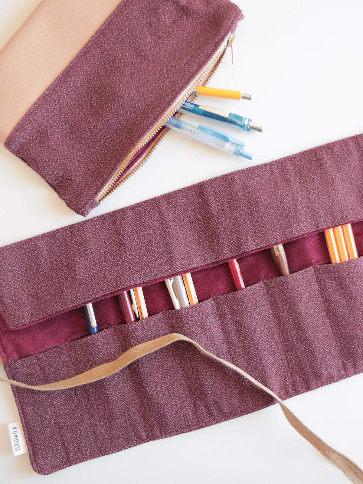 Astuccio arrotolabile per Calligrafia – Amaranto