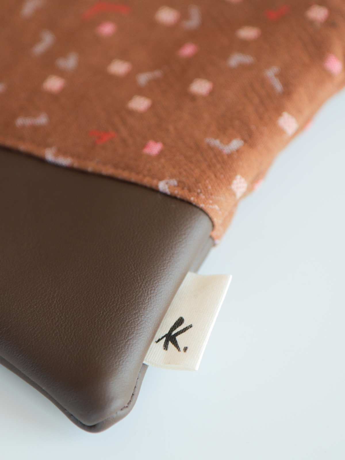 Astuccio pochette con zip in tessuto e pelle – Terracotta