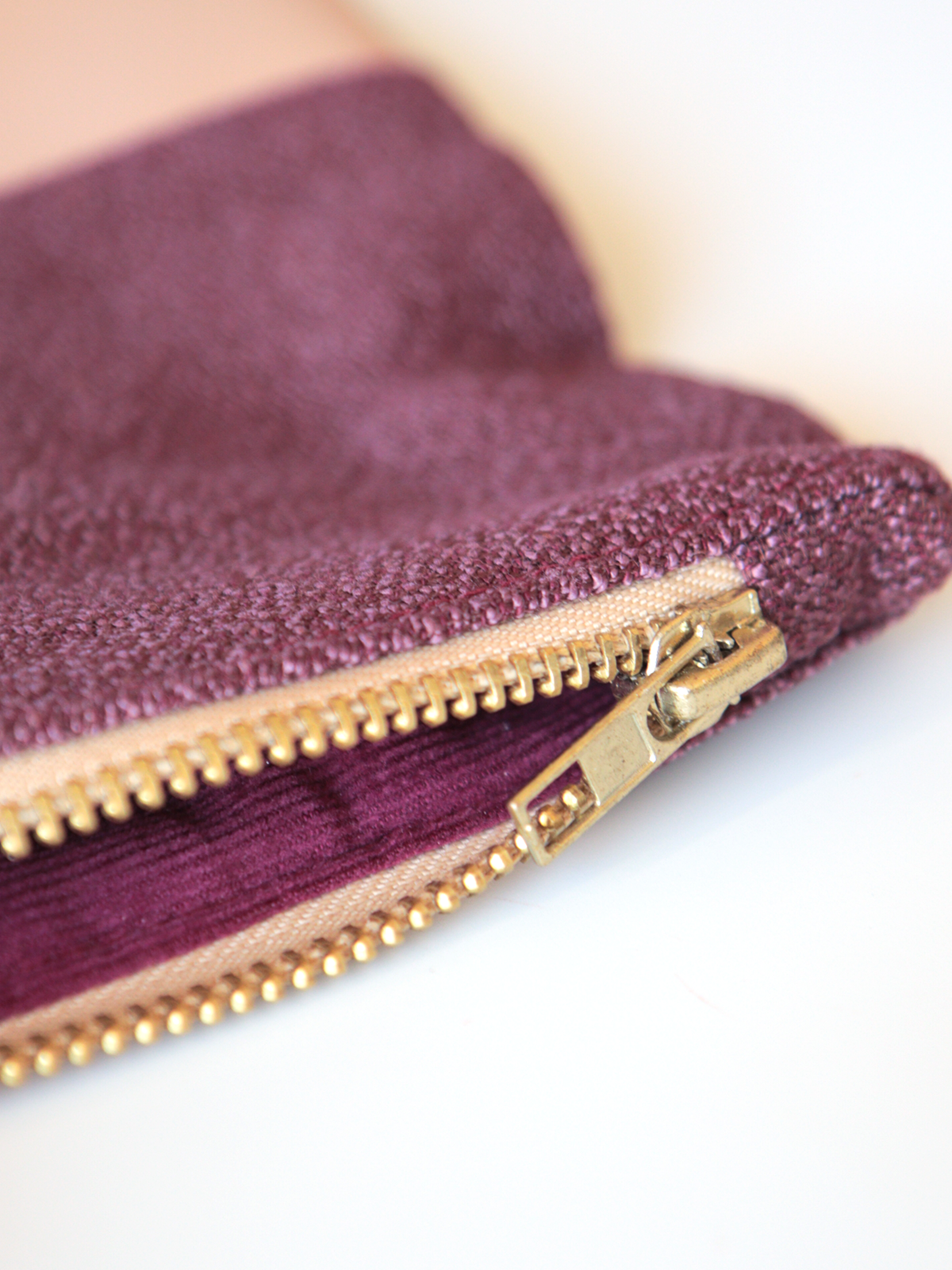 Astuccio pochette con zip in tessuto e pelle – Amaranto