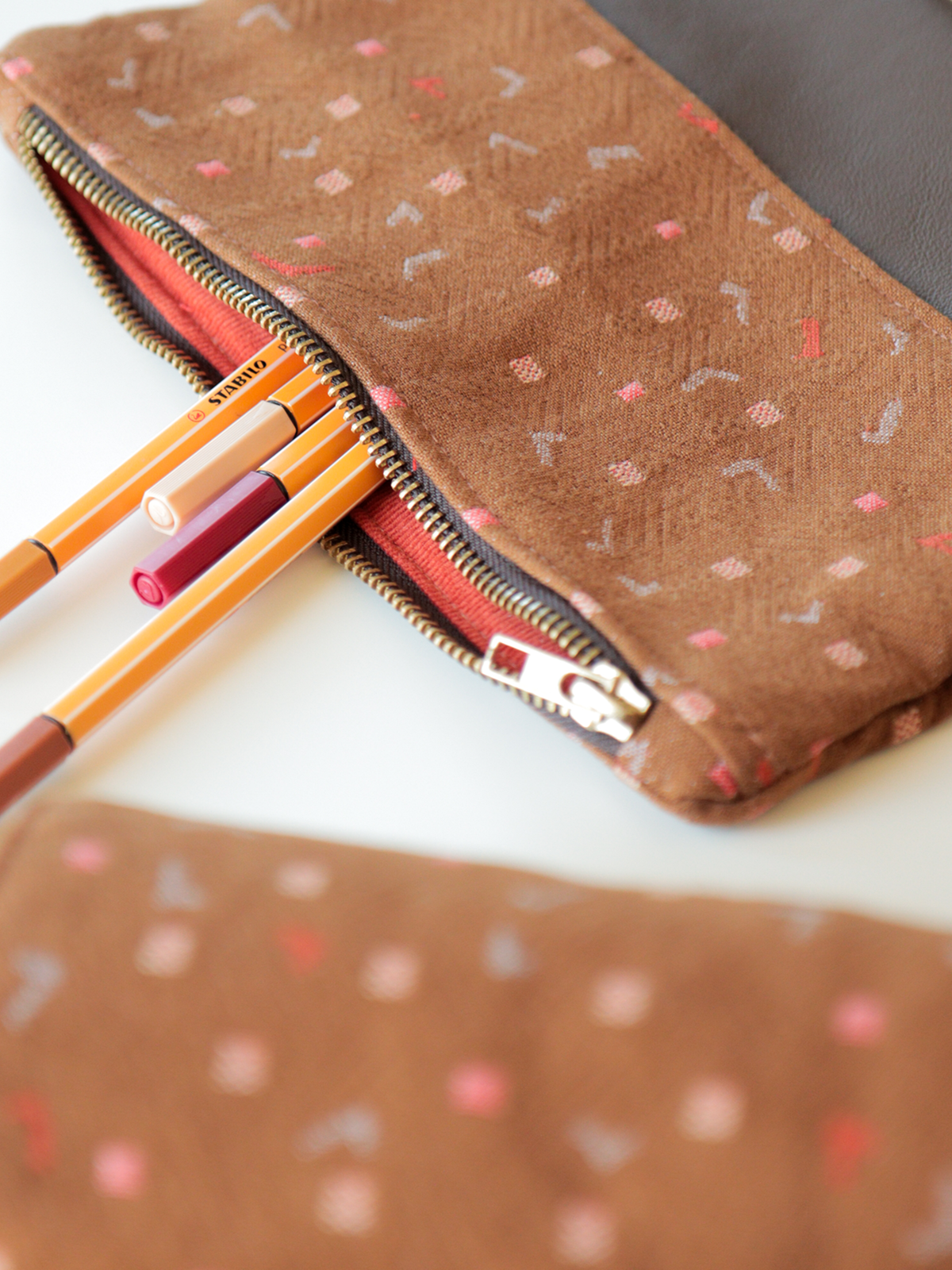 Astuccio pochette con zip in tessuto e pelle – Terracotta