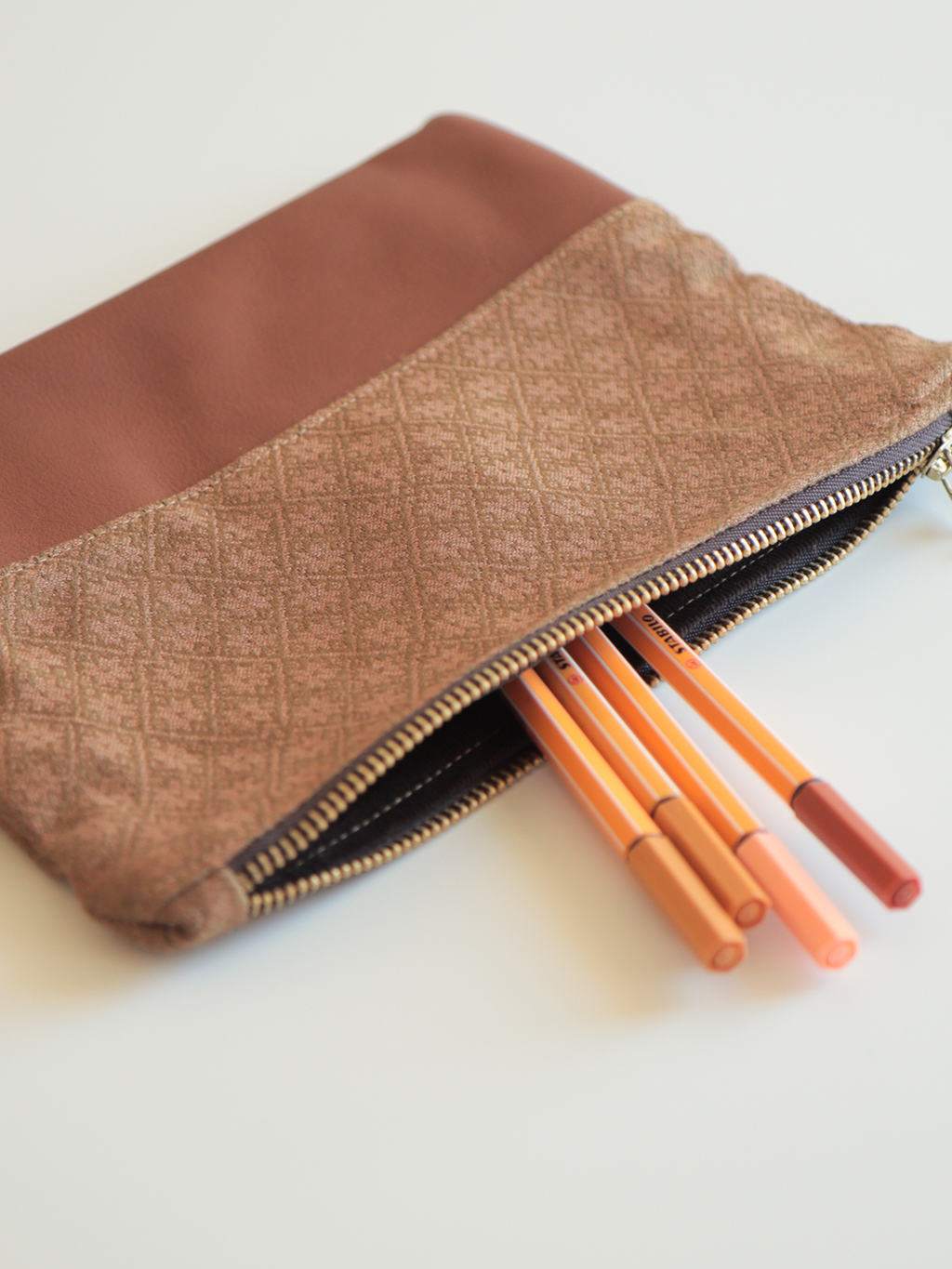 Astuccio pochette con zip in tessuto e pelle – Maiolica
