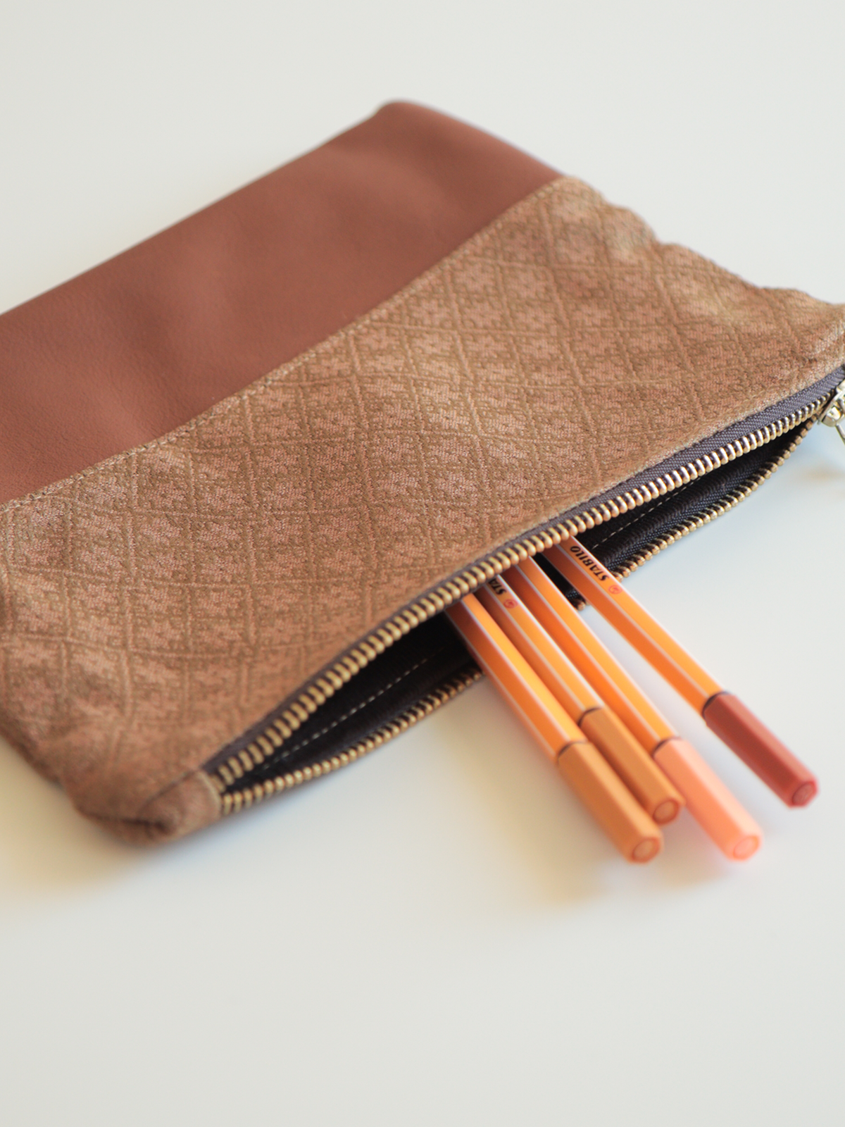 Astuccio pochette con zip in tessuto e pelle – Maiolica
