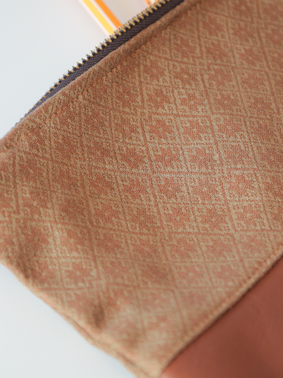 Astuccio pochette con zip in tessuto e pelle – Maiolica