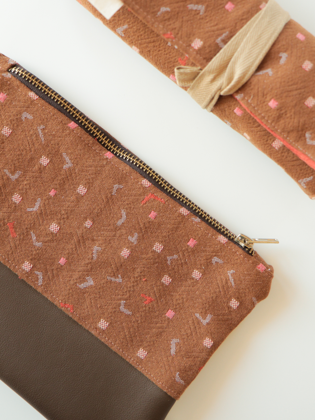 Astuccio pochette con zip in tessuto e pelle – Terracotta