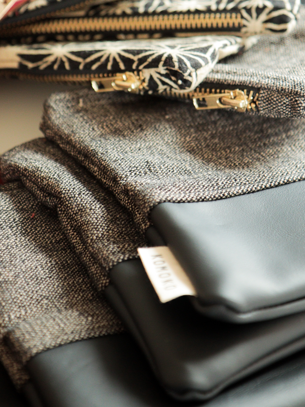 Astuccio pochette con zip in tessuto e pelle – Ardesia