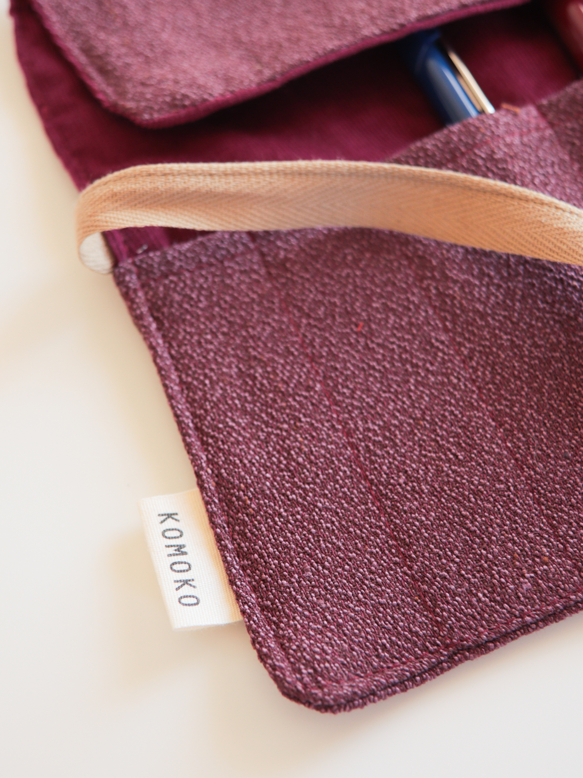 Astuccio arrotolabile per Calligrafia – Amaranto
