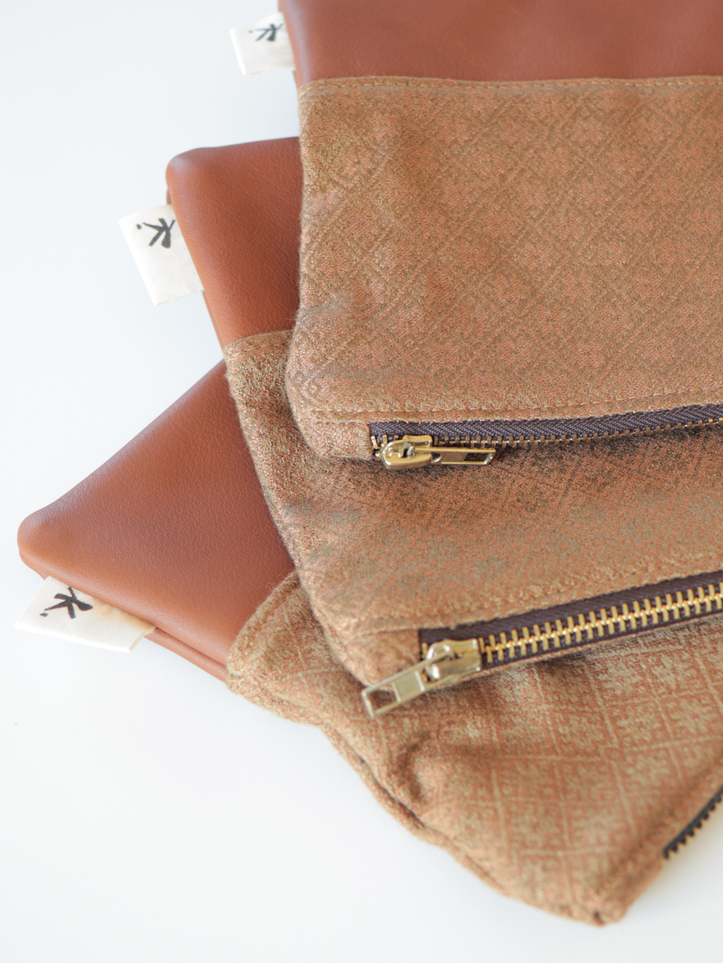 Astuccio pochette con zip in tessuto e pelle – Maiolica
