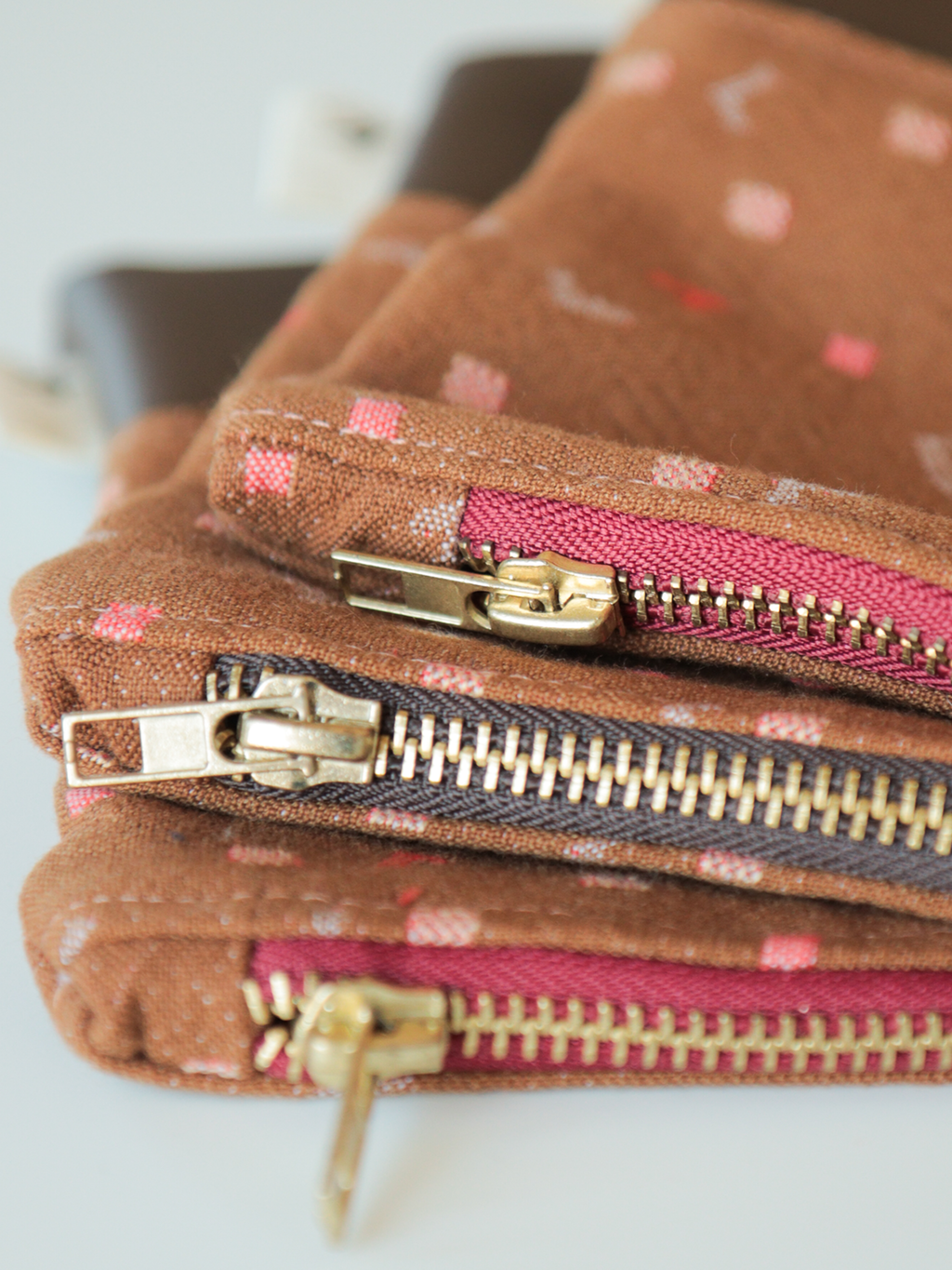 Astuccio pochette con zip in tessuto e pelle – Terracotta