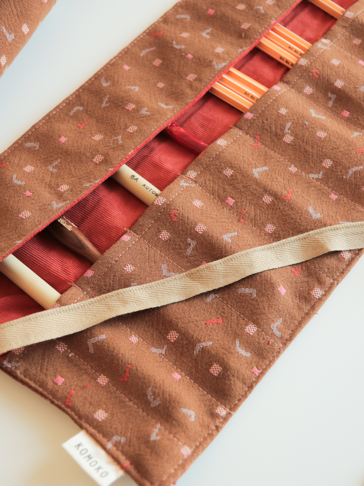 Astuccio arrotolabile per calligrafia Terracotta in tessuto marrone fantasia con fodera interna in velluto corallo