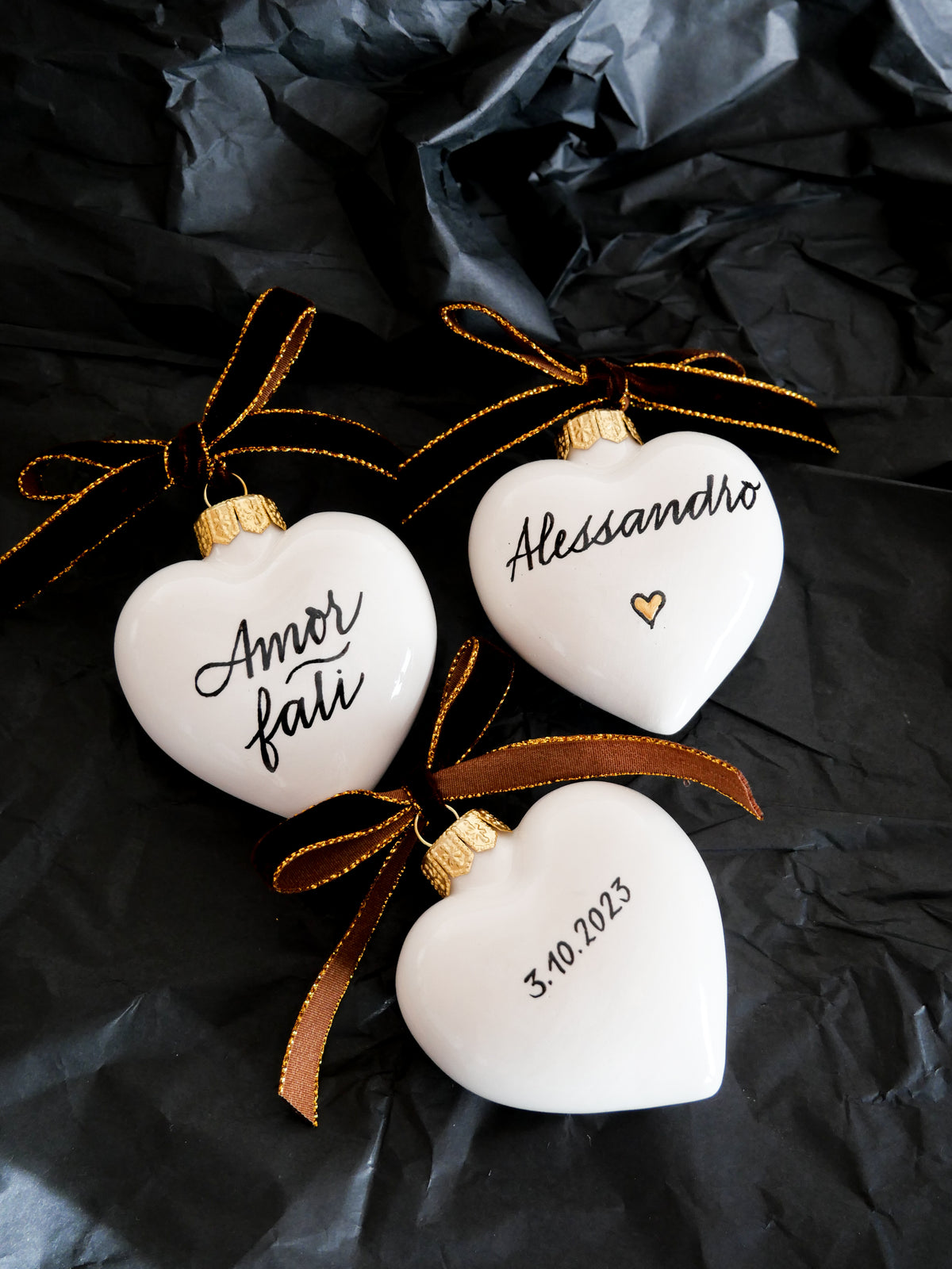 Pallina di Natale a cuore personalizzata in ceramica con nome scritto a mano