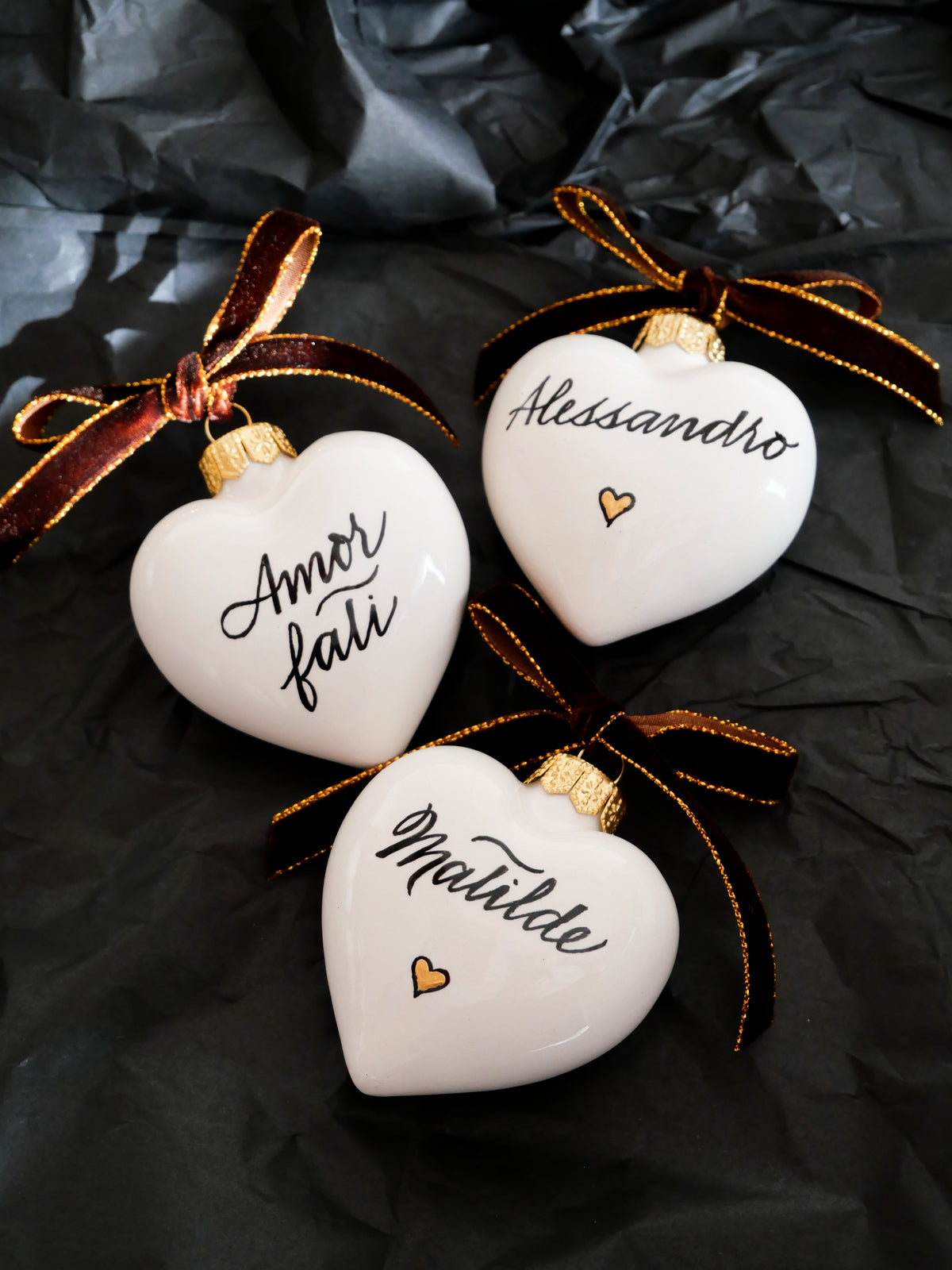 Pallina di Natale a cuore personalizzata in ceramica con nome scritto a mano
