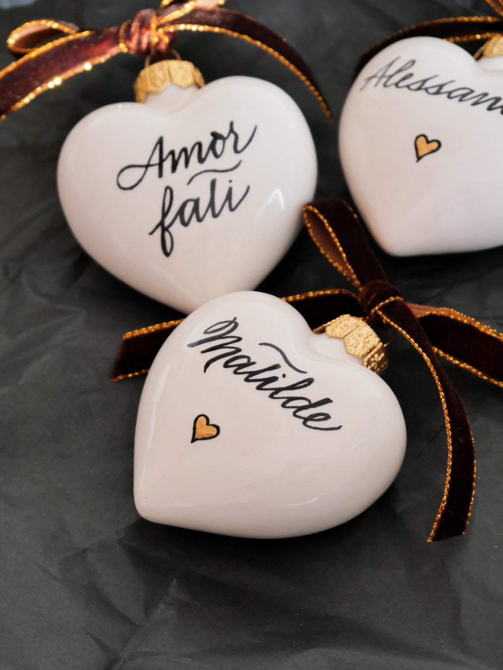 Pallina di Natale a cuore personalizzata in ceramica con nome scritto a mano