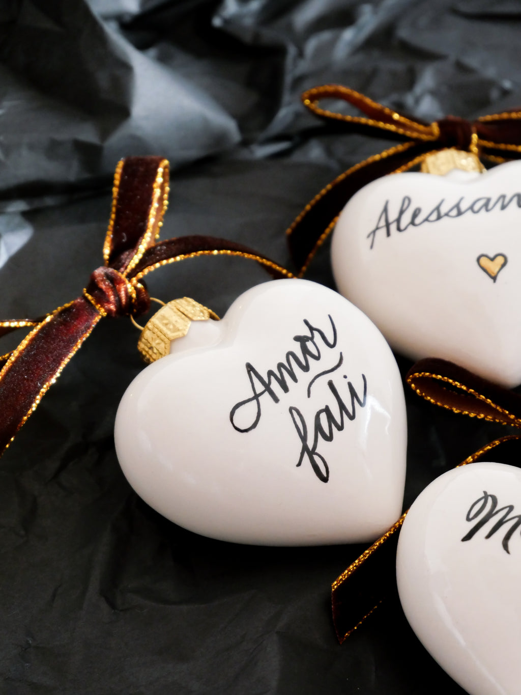 Pallina di Natale a cuore personalizzata in ceramica con nome scritto a mano