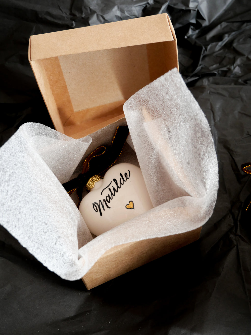 Pallina di Natale a cuore personalizzata in ceramica con nome scritto a mano