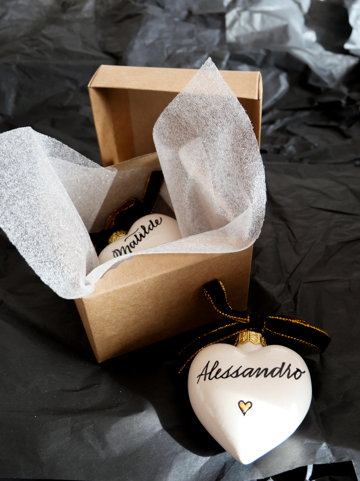 Pallina di Natale a cuore personalizzata in ceramica con nome scritto a mano