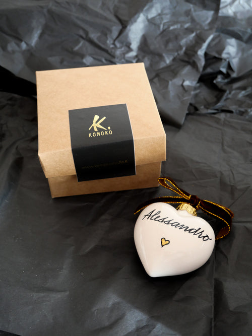 Pallina di Natale a cuore personalizzata in ceramica con nome scritto a mano