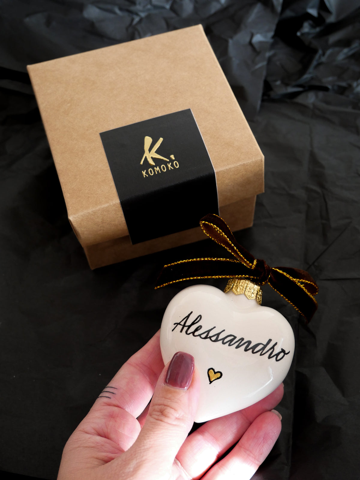 Pallina di Natale a cuore personalizzata in ceramica con nome scritto a mano