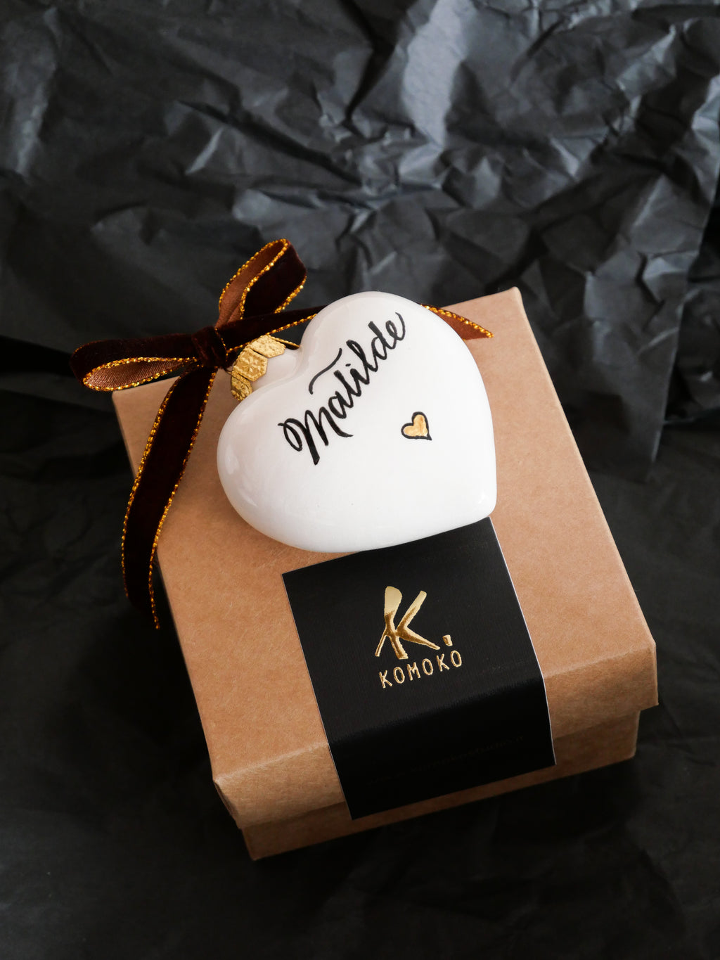 Pallina di Natale a cuore personalizzata in ceramica con nome scritto a mano