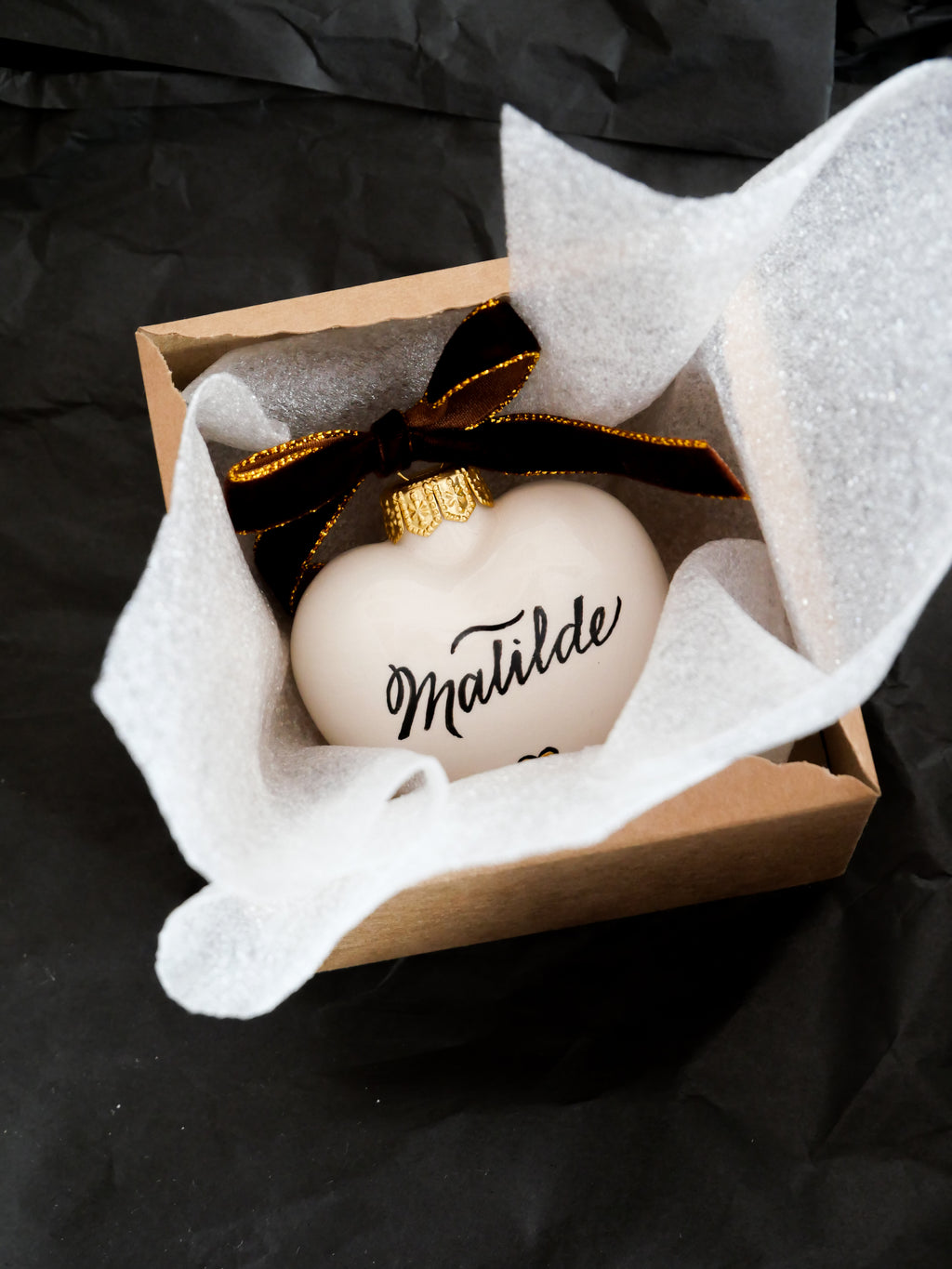 Pallina di Natale a cuore personalizzata in ceramica con nome scritto a mano