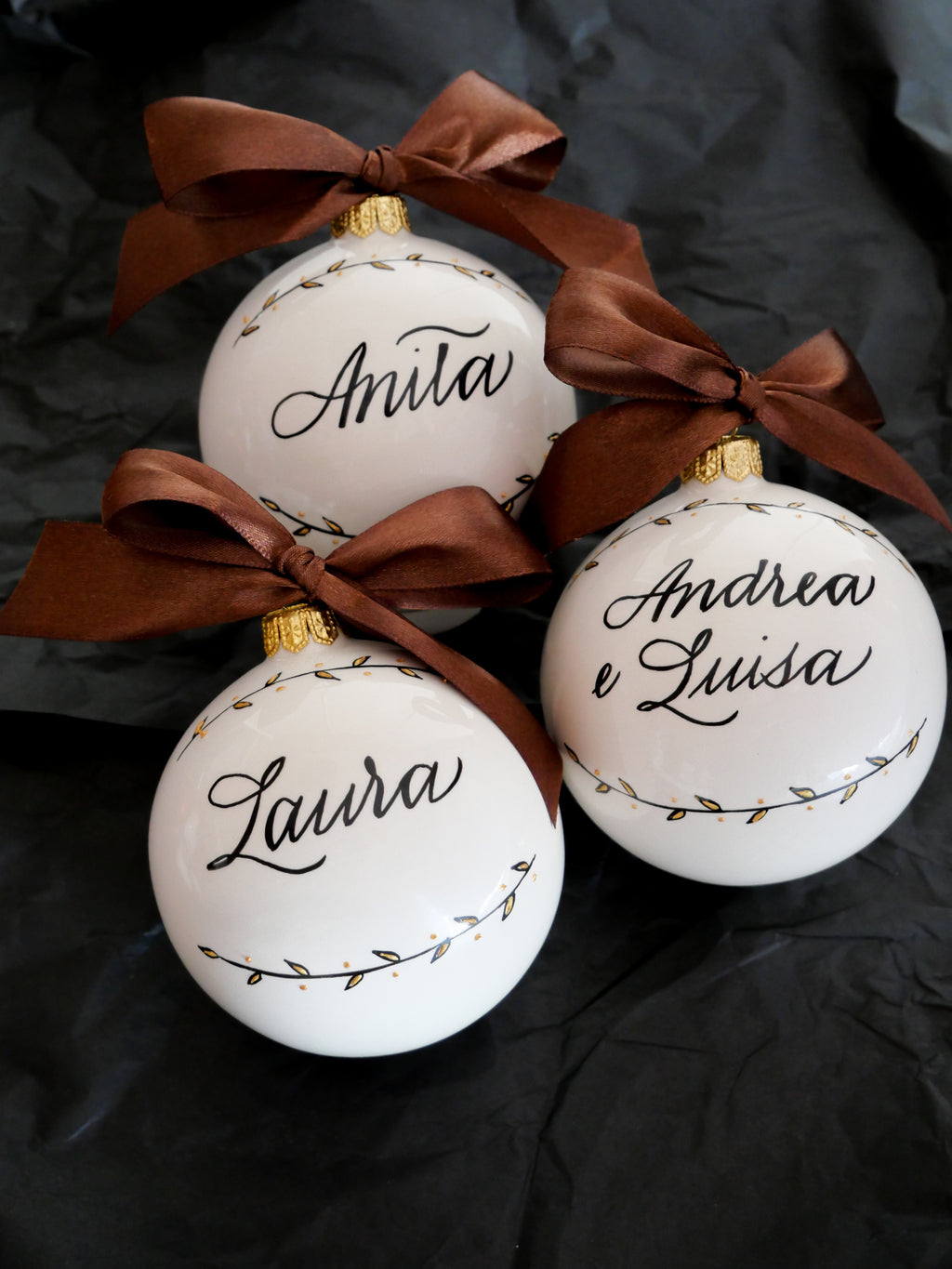 Pallina di Natale personalizzata in ceramica con nome scritto a mano