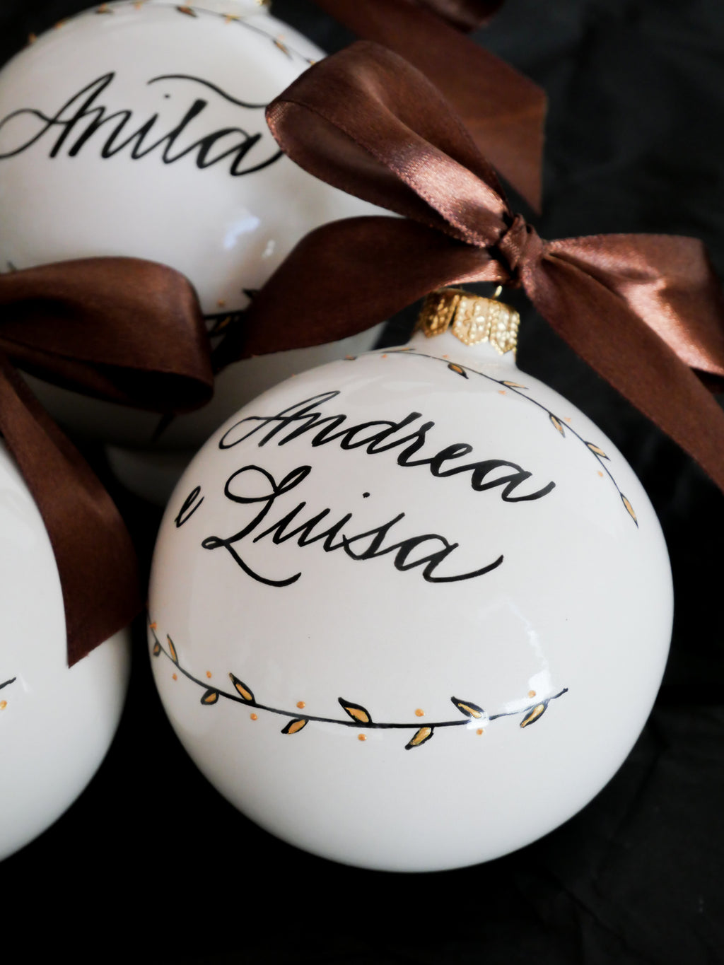 Pallina di Natale personalizzata in ceramica con nome scritto a mano