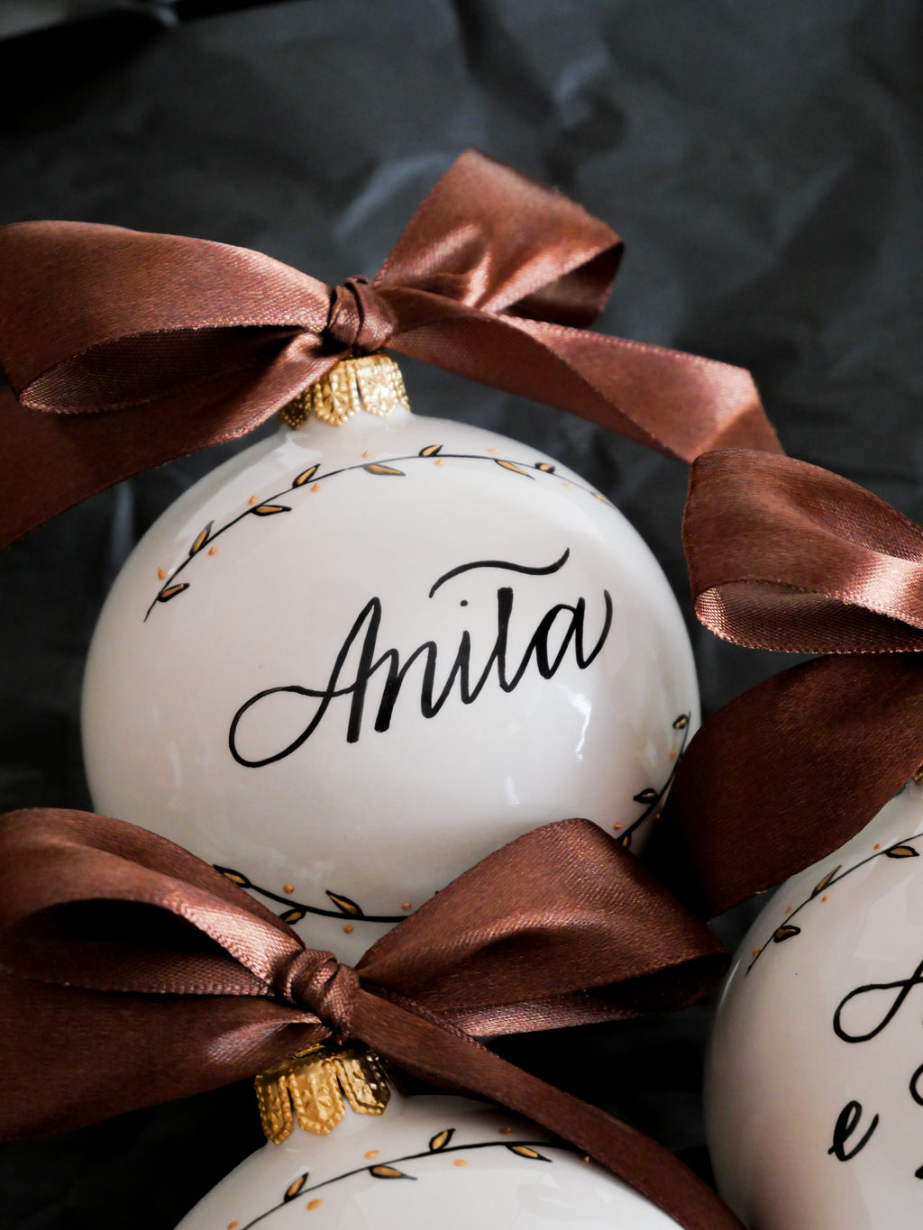 Pallina di Natale personalizzata in ceramica con nome scritto a mano