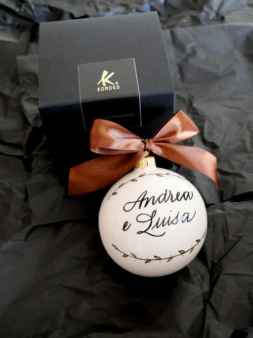 Pallina di Natale personalizzata in ceramica con nome scritto a mano
