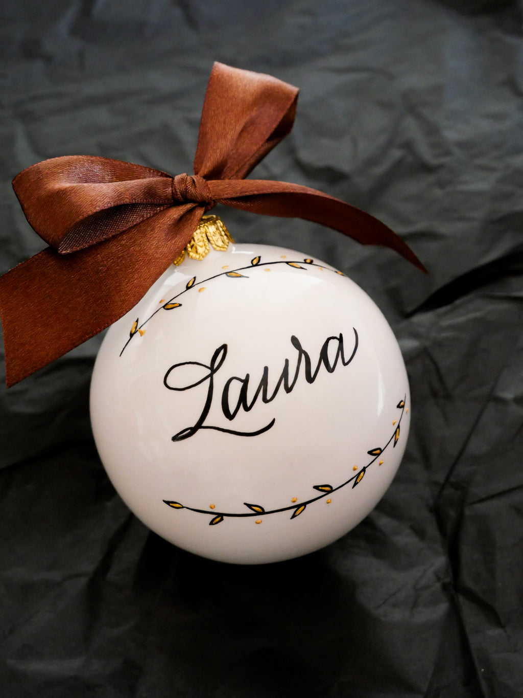 Pallina di Natale personalizzata in ceramica con nome scritto a mano
