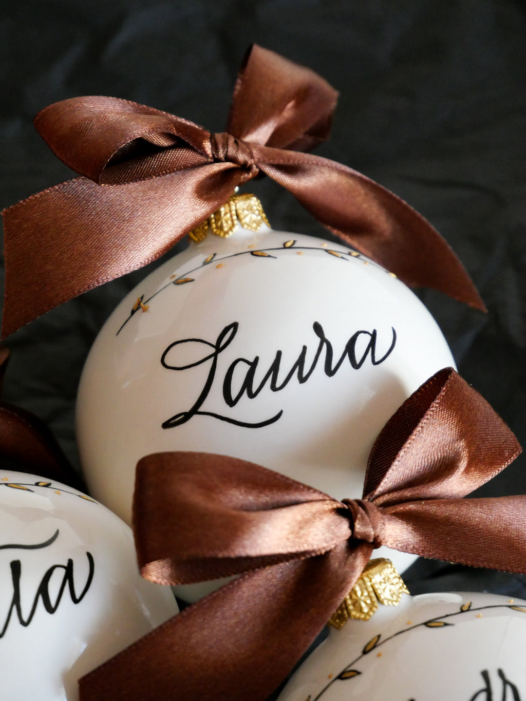 Pallina di Natale personalizzata in ceramica con nome scritto a mano