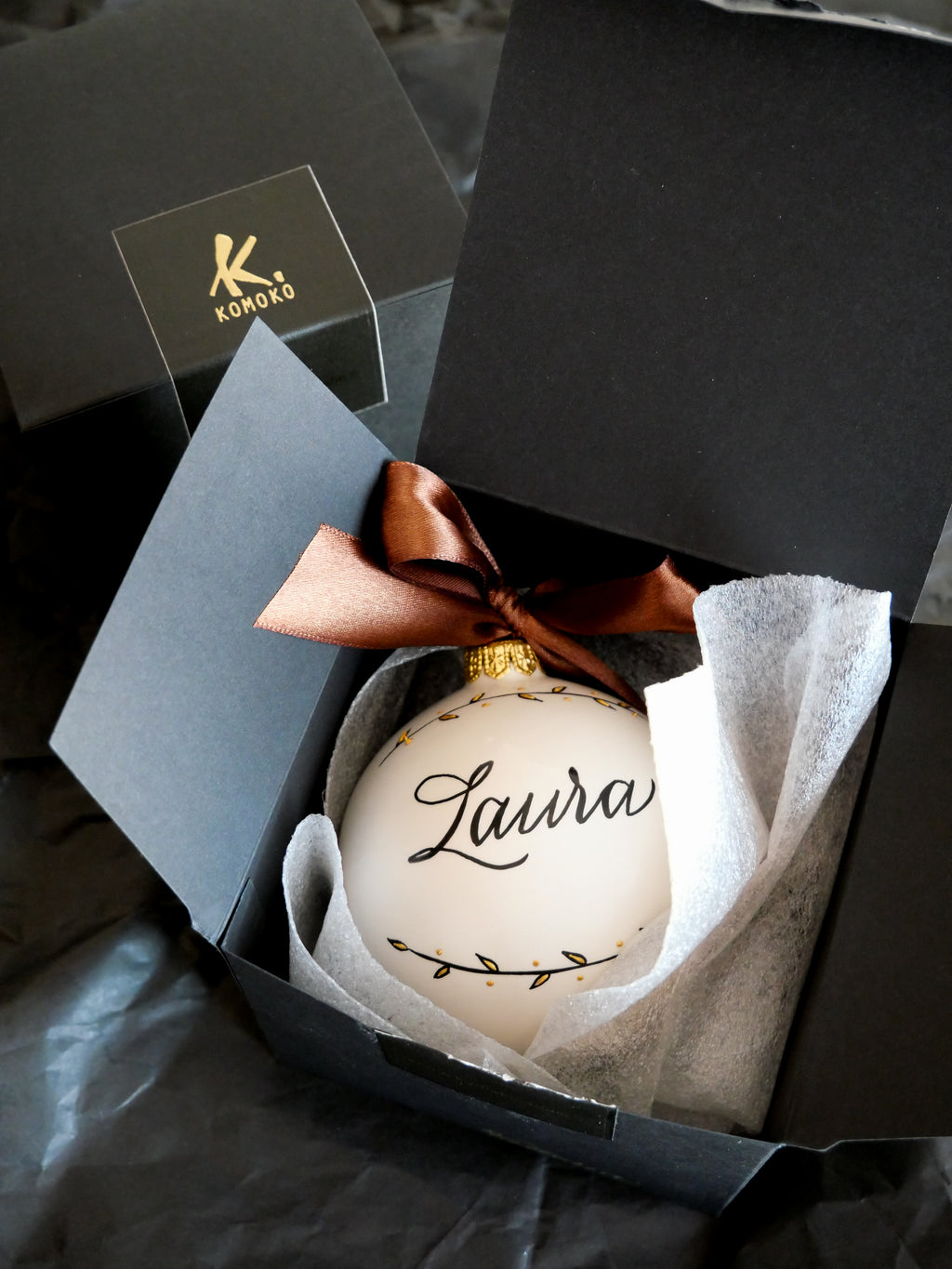 Pallina di Natale personalizzata in ceramica con nome scritto a mano