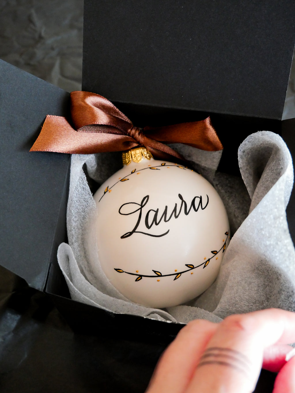 Pallina di Natale personalizzata in ceramica con nome scritto a mano