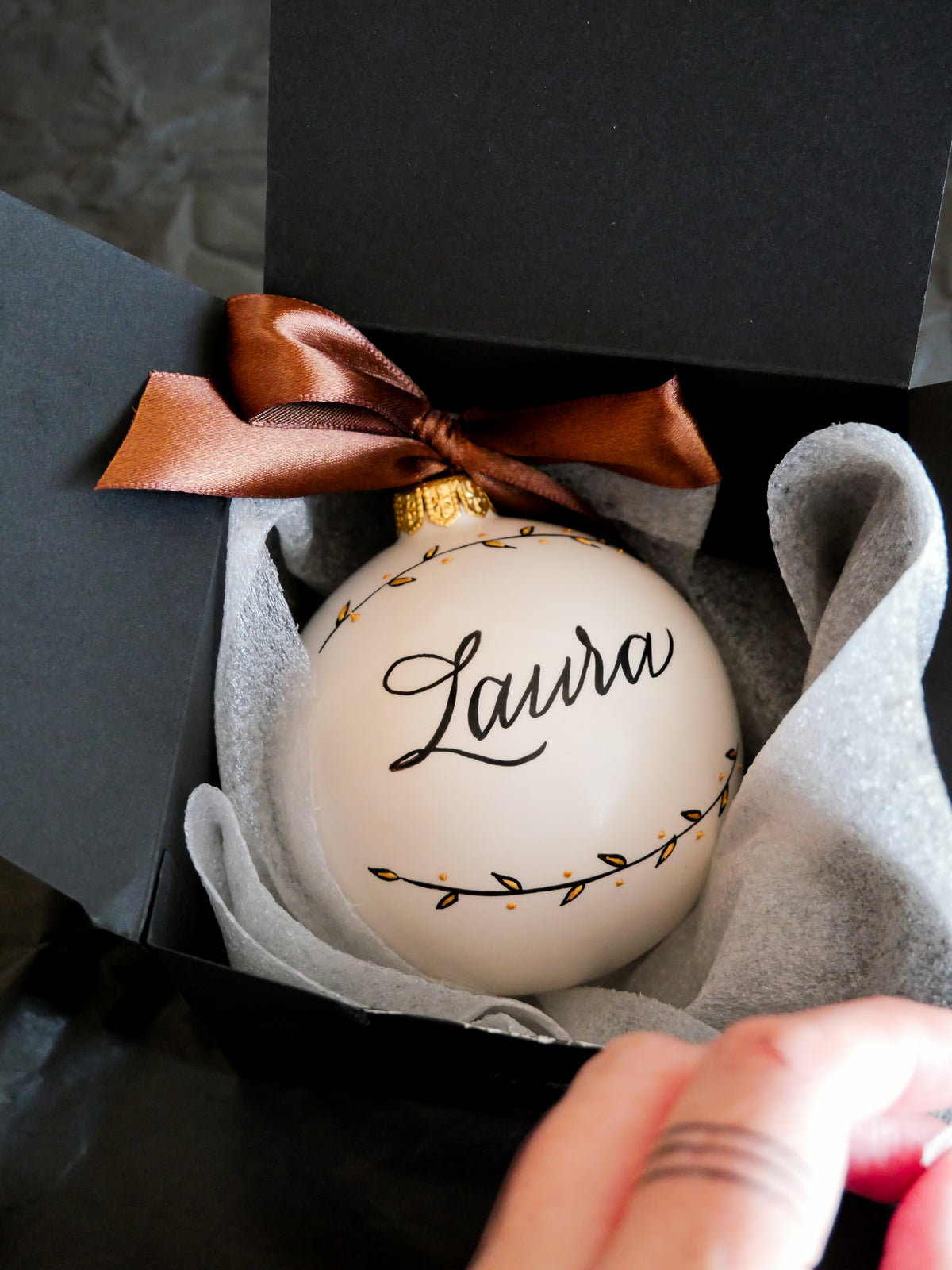 Pallina di Natale personalizzata in ceramica con nome scritto a mano