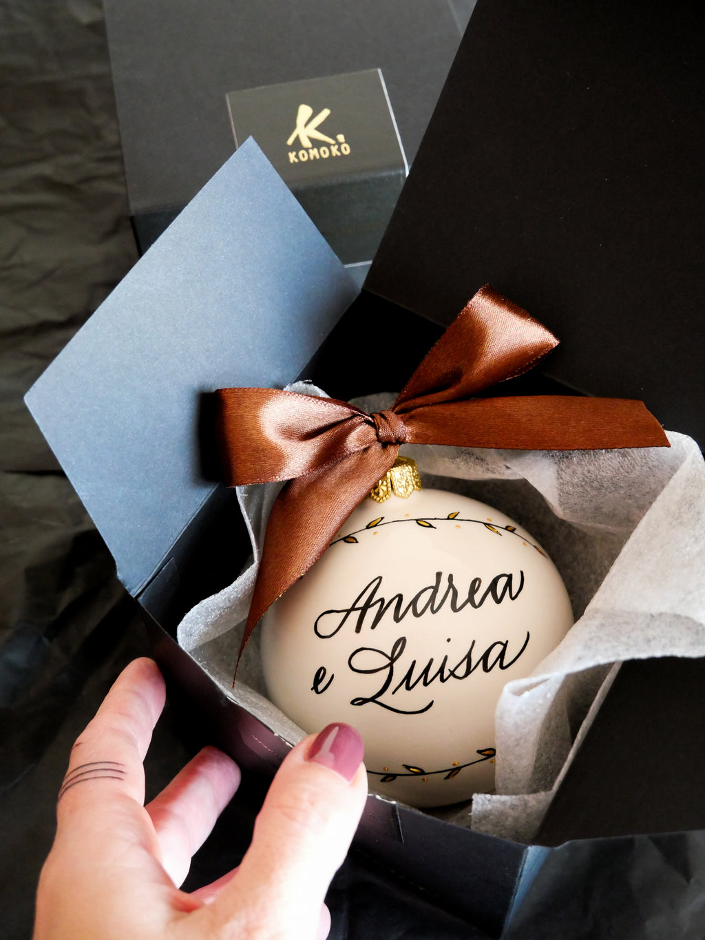 Pallina di Natale personalizzata in ceramica con nome scritto a mano