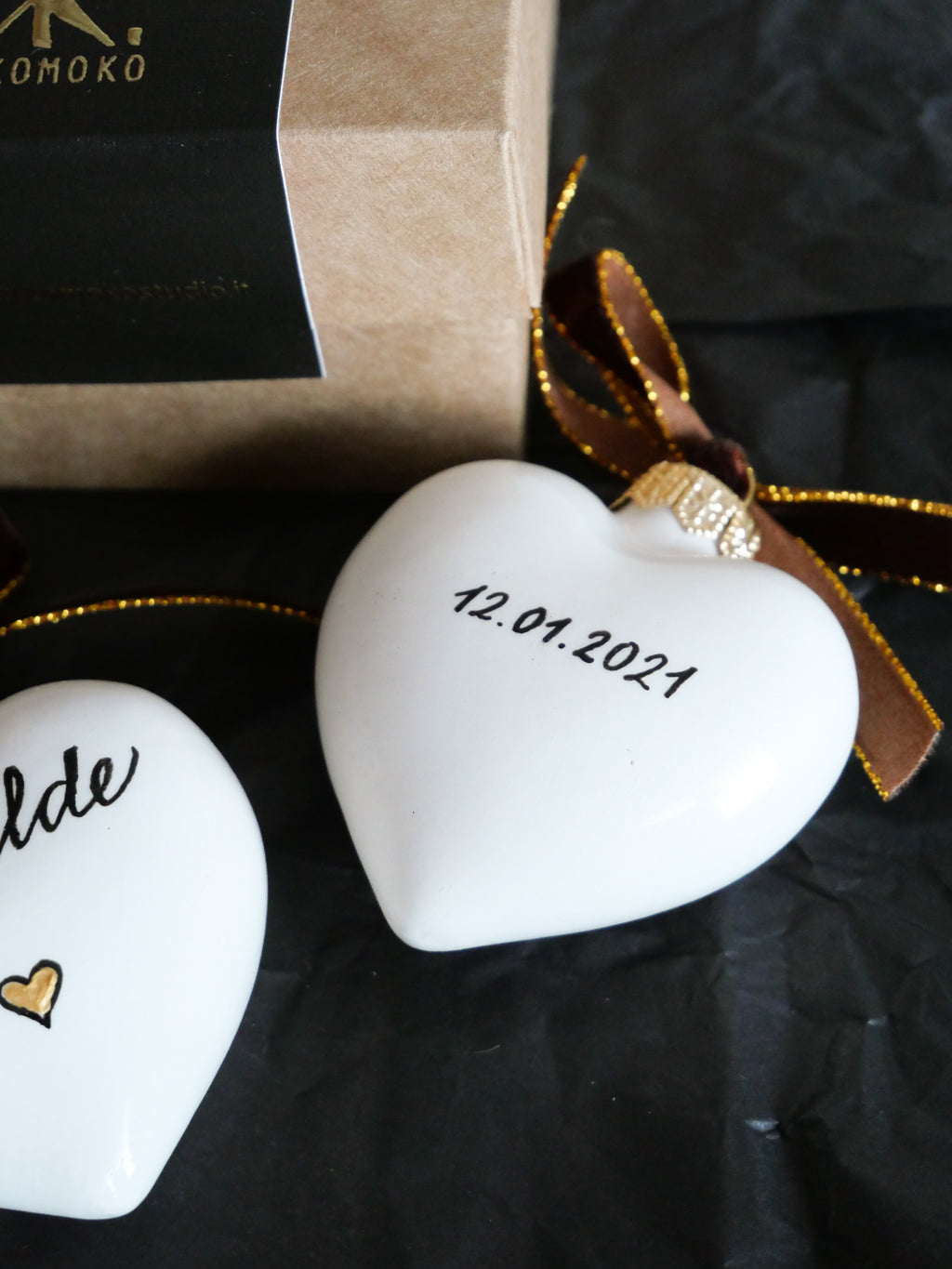 Pallina di Natale a cuore personalizzata in ceramica con nome scritto a mano